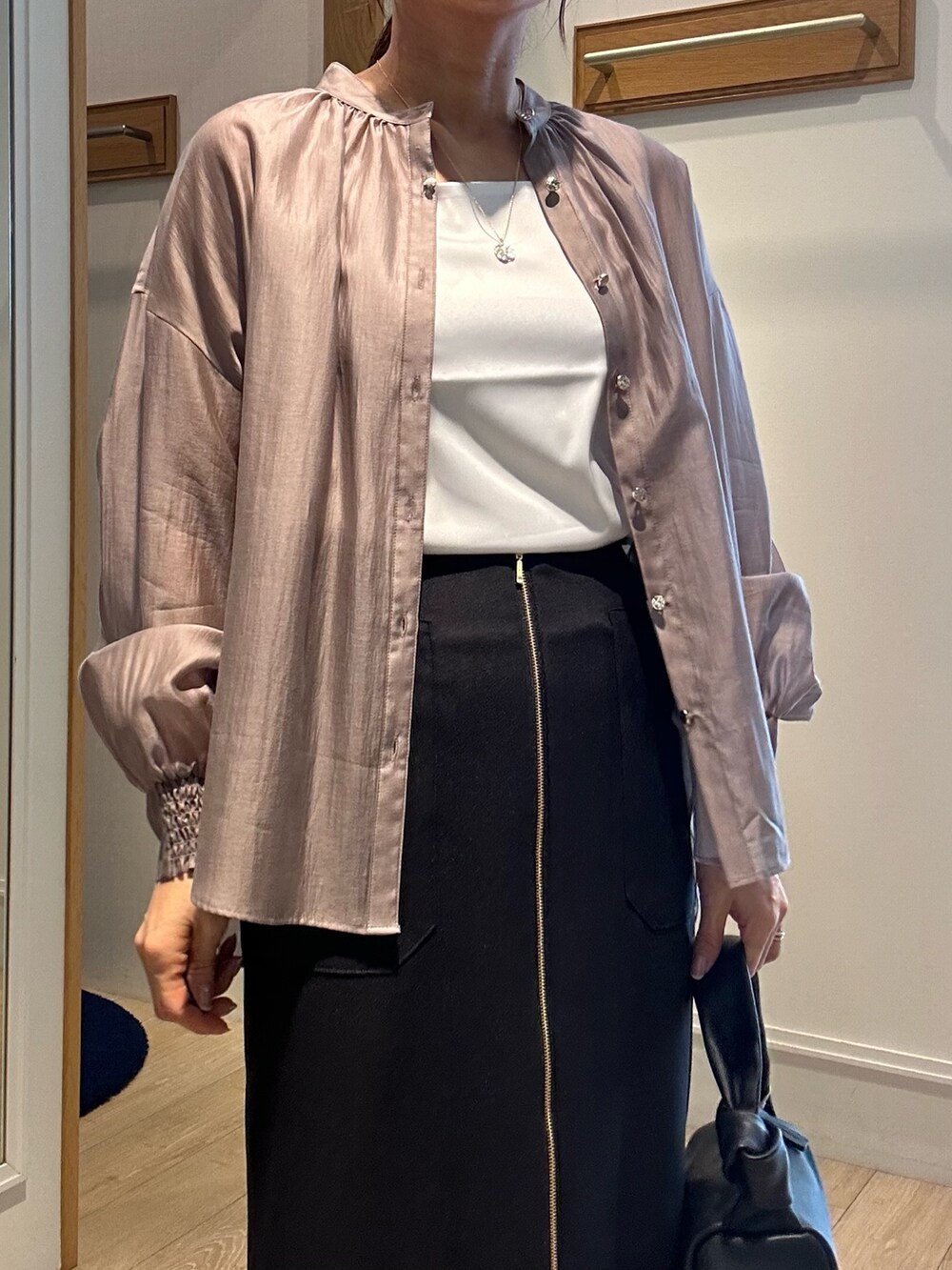 ホワイト系のTシャツ/カットソー、ブラック系のスカートを着用したレディースの春コーディネートの10枚目の写真