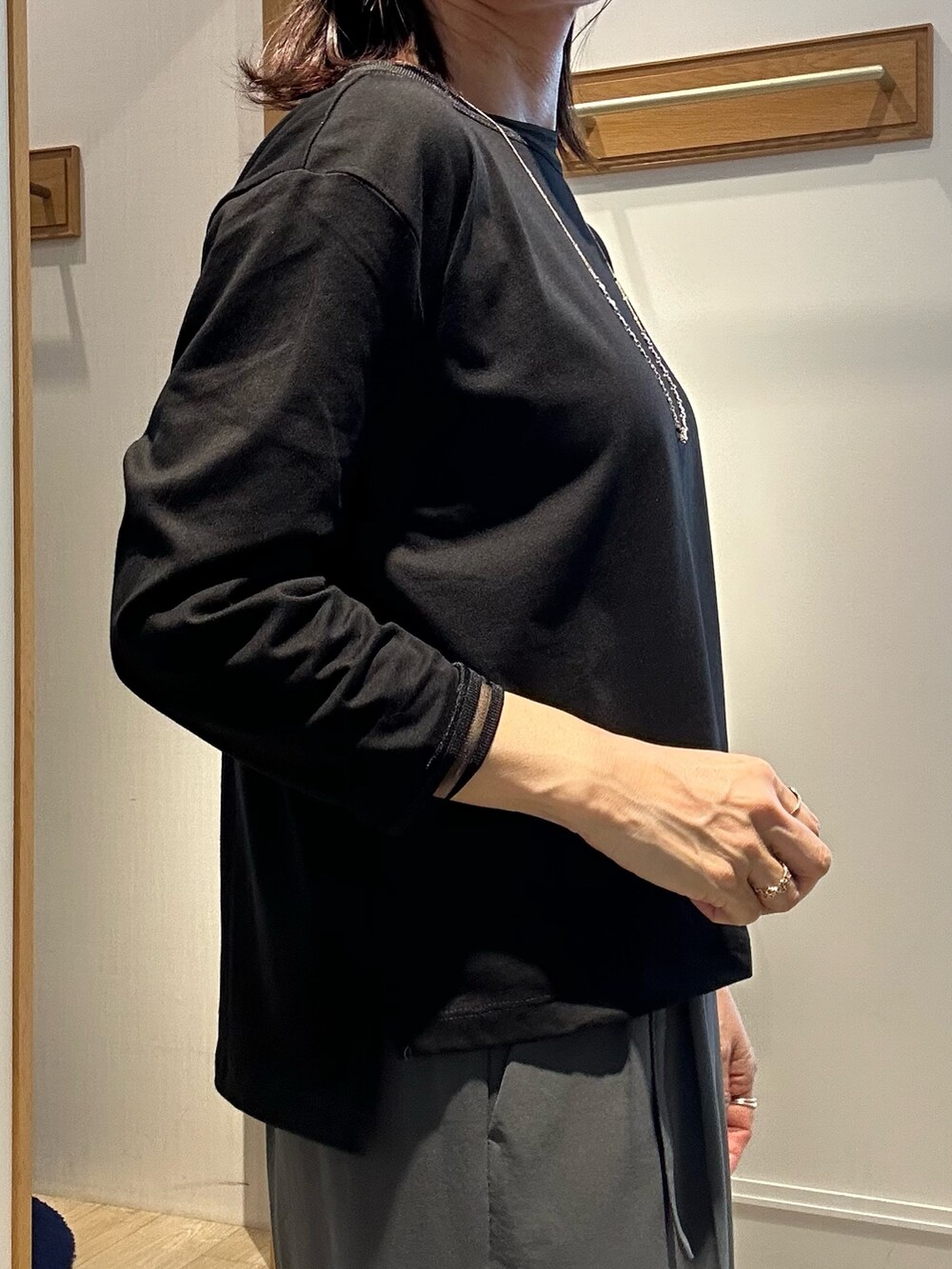 グレー系のテーラードジャケット、グレー系のその他パンツ、ブラック系のTシャツ/カットソーを着用したレディースの秋コーディネートの10枚目の写真