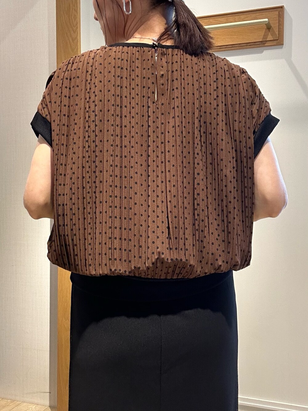 「シアートップス、オトナ女子、シンプルスタイル、夏服コーデ、大人ファッション、夏ファッション、キレイめコーデ、150cm台コーデ、ブラウン、オトナカワイイ、おでかけコーデ、154cm、ドットブラウス、低身長コーデ、低身長女子」｜「MICO COULIERのカットジョーゼットタイトスカート（スカート、ブラック系）」を使った、daimonさん（レディース・154cm）の夏コーディネートの9枚目の写真