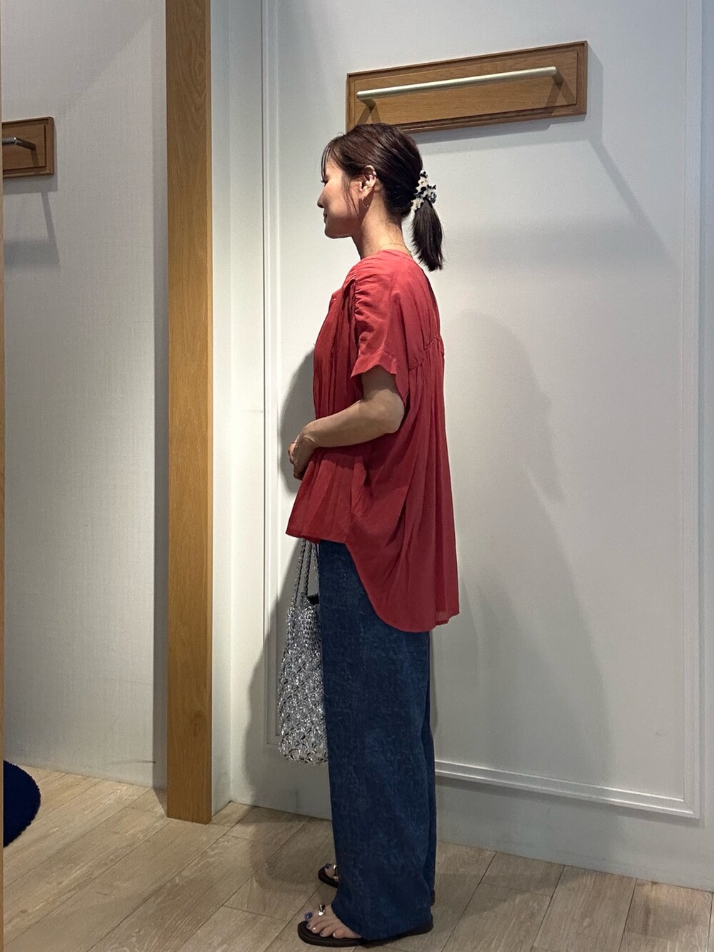 レッド系のシャツ/ブラウス、ホワイト系のTシャツ/カットソー、ブルー系のその他パンツを着用したレディースの夏コーディネートの5枚目の写真