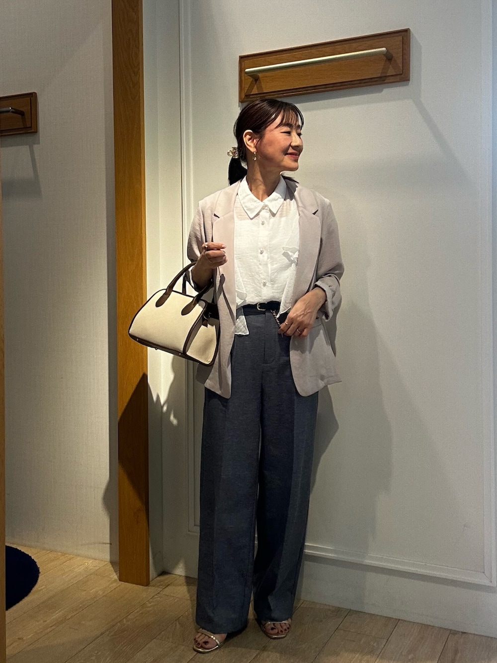 ホワイト系のシャツ/ブラウス、ブルー系のその他パンツ、ベージュ系のテーラードジャケットを着用したレディースの春コーディネートの8枚目の写真