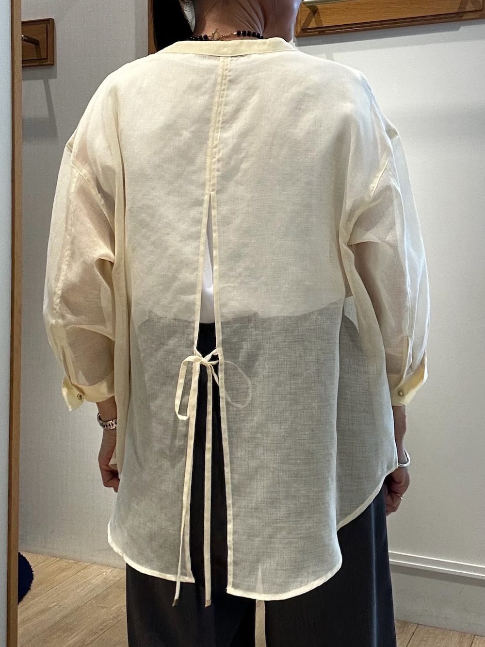 イエロー系のシャツ/ブラウス、グレー系のその他パンツ、ブラック系のネックレスを着用したレディースの夏コーディネートの8枚目の写真