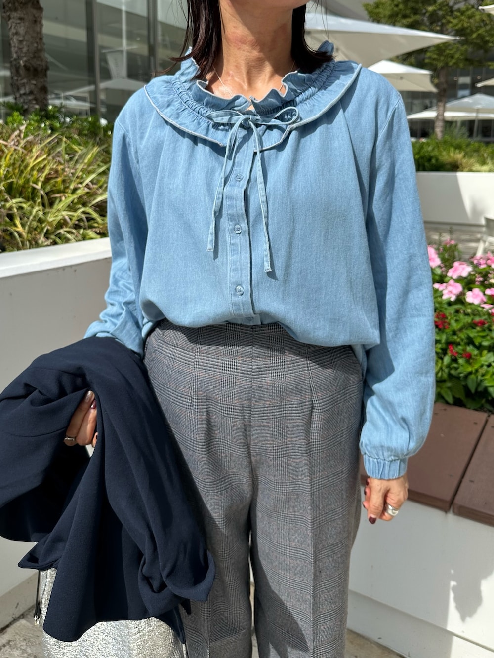 「チェック、秋服準備はじめました、きれいめカジュアル、シンプルコーデ、お出かけコーデ、デニム、秋コーデ、ジャケット、秋のコーデ、大人ファッション、オトナカジュアル、低身長コーデ、低身長女子、150cm台コーデ、デニムシャツ」｜「MICO COULIERのライトデニムフリルブラウス（シャツ/ブラウス、ブルー系）」を使った、daimonさん（レディース・154cm）の秋コーディネートの5枚目の写真