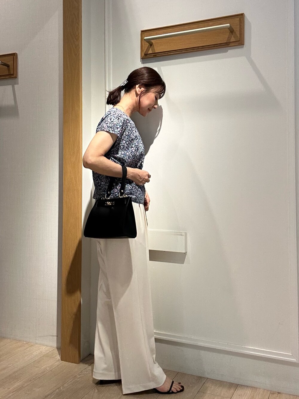 「柄シャツ、ワイドパンツ、サンダル、シャツスタイル、きれいめカジュアル、夏ファッション、大人女子、おでかけコーデ、シンプルカジュアル、大人ファッション、リラックススタイル、パンツコーデ、キレイめコーデ、オトナカジュアル、大人かわいい」｜「MICO COULIERのソフト＆ドライタッチベルテッドパンツ（その他パンツ、ホワイト系）」を使った、daimonさん（レディース・154cm）の春コーディネートの2枚目の写真