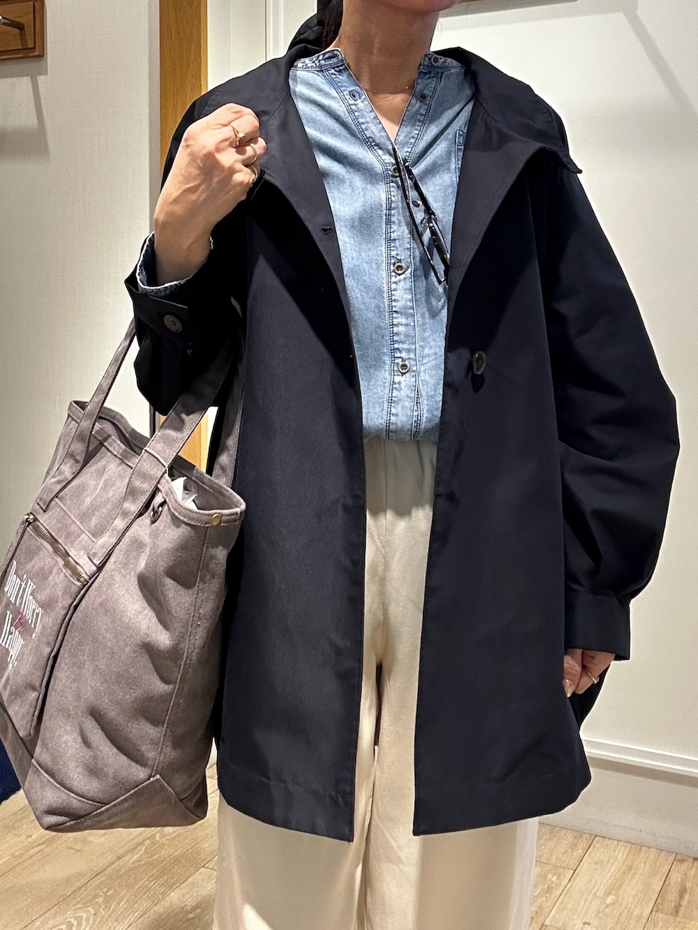 ブルー系のその他アウター、ブラウン系のトートバッグ、ブルー系のシャツ/ブラウスを着用したレディースの春コーディネートの9枚目の写真