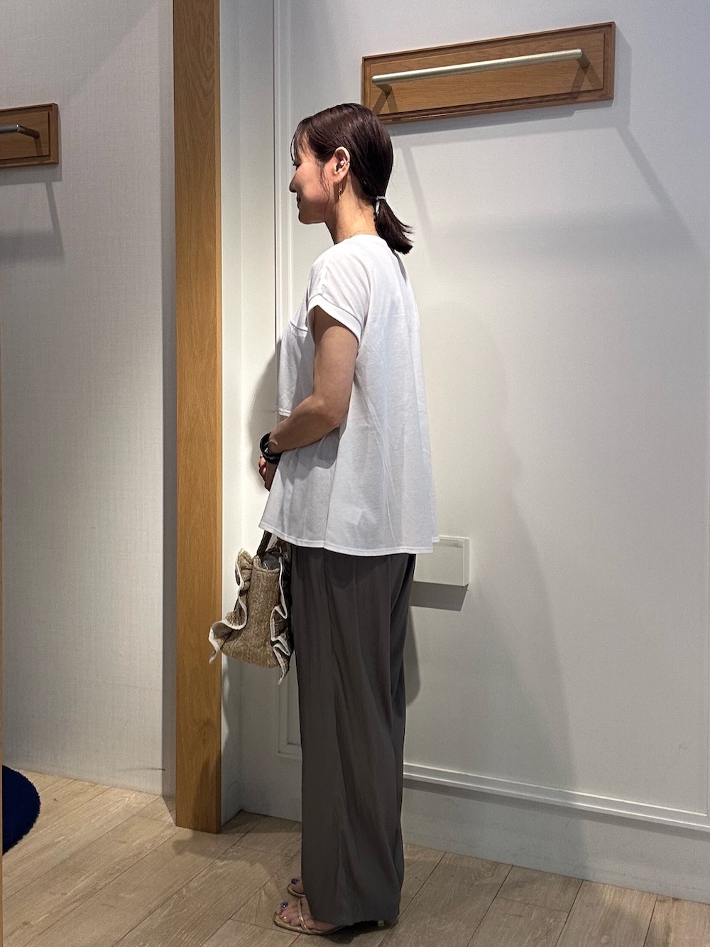 「白Tシャツ、今日のコーデ、夏、低身長女子、オトナカジュアル、Tシャツコーデ、大人女子、大人コーデ、ママファッション、ゆるコーデ、イージーパンツ、低身長コーデ、150cm台コーデ、40代ファッション、パンツコーデ」｜「fredy couleurのTC天竺ティアードフリルTシャツ（Tシャツ/カットソー、ホワイト系）」を使った、daimonさん（レディース・154cm）の夏コーディネートの3枚目の写真