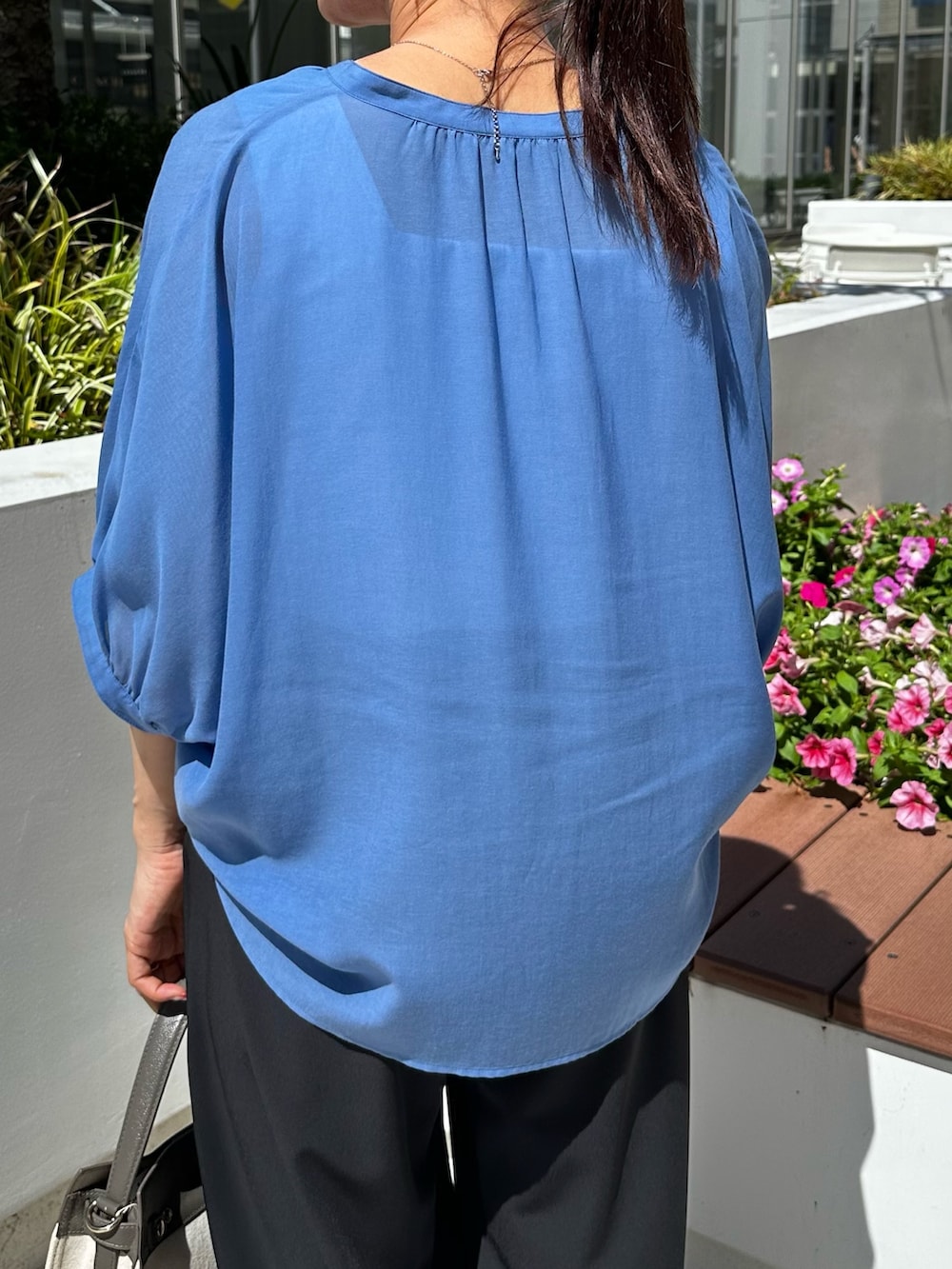 ブルー系のシャツ/ブラウス、ホワイト系のTシャツ/カットソー、ブルー系のスカートを着用したレディースの夏コーディネートの7枚目の写真