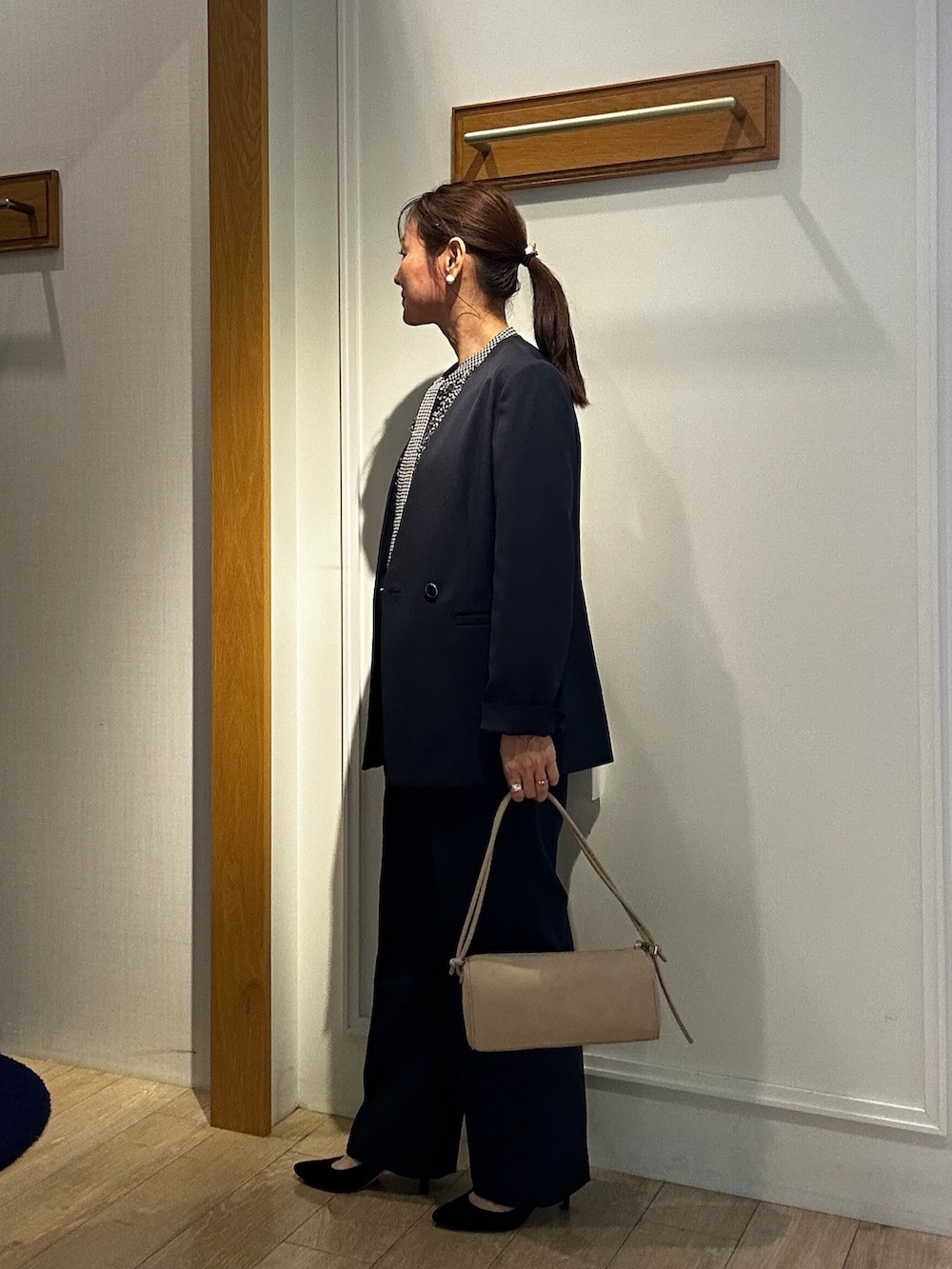 ブルー系のダウンジャケット/コート、ブルー系のその他パンツ、ホワイト系のシャツ/ブラウスを着用したレディースの秋コーディネートの2枚目の写真