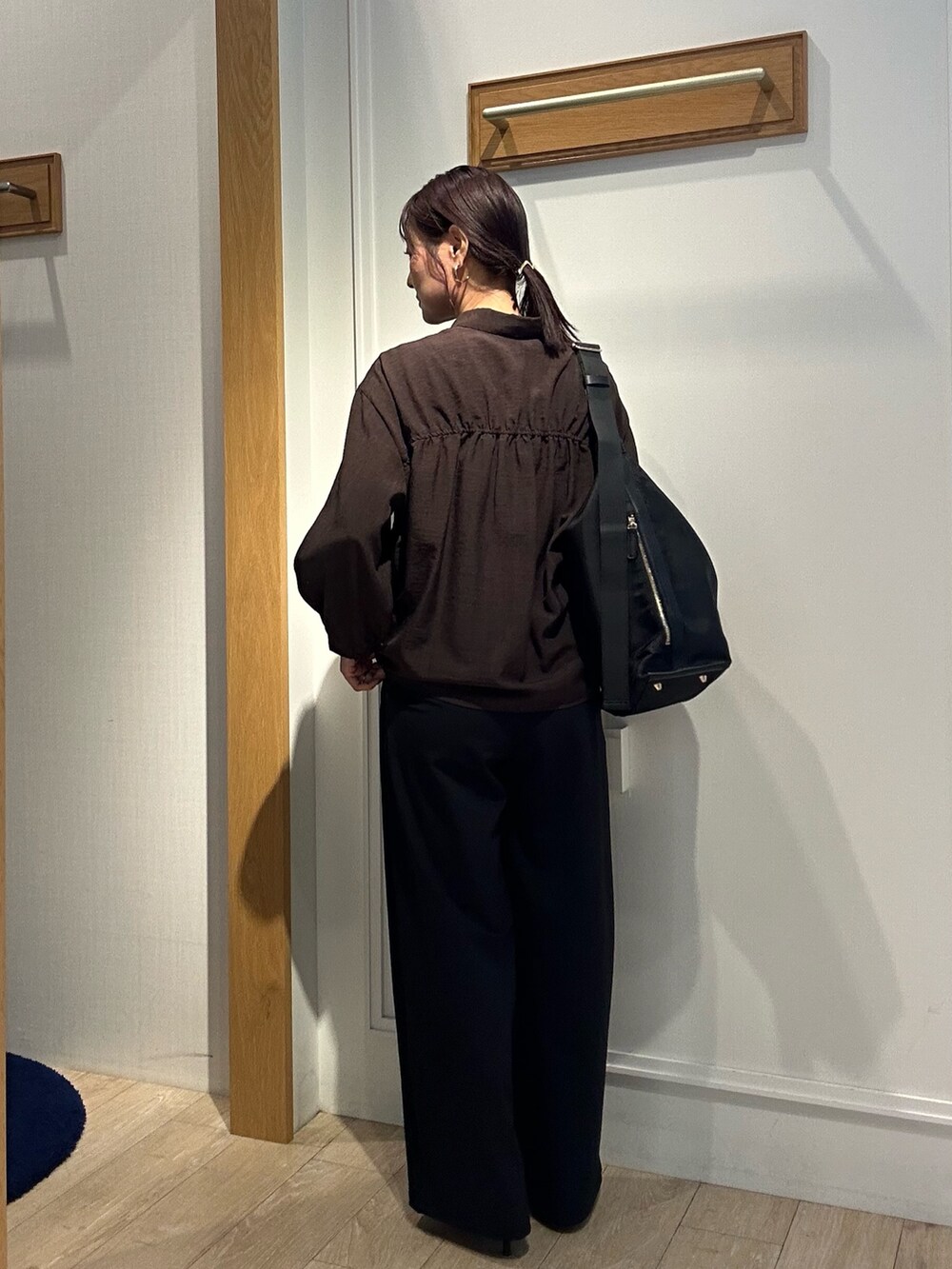 ブラウン系のシャツ/ブラウス、ブラック系のその他パンツ、ブラック系のショルダーバッグを着用したレディースの夏コーディネートの2枚目の写真