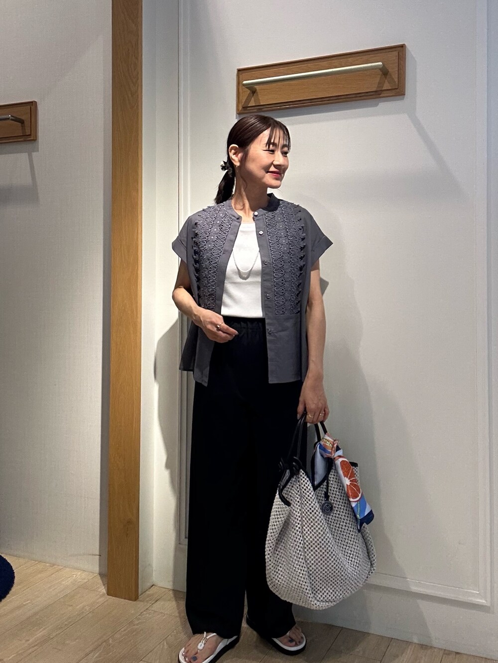 「夏ルックで気分アップ、休日スタイル、シンプルコーデ、きれいめカジュアル、夏コーデ、お出かけコーデ、シンプルスタイル、今日のコーデ、パンツスタイル、150cm台コーデ、低身長コーデ、大人かわいい、グレーブラウス、パンツコーデ、ラメタンクトップ」｜「MICO COULIERの60ボイルローンレースブラウス（シャツ/ブラウス、グレー系）」を使った、daimonさん（レディース・154cm）の夏コーディネートの3枚目の写真