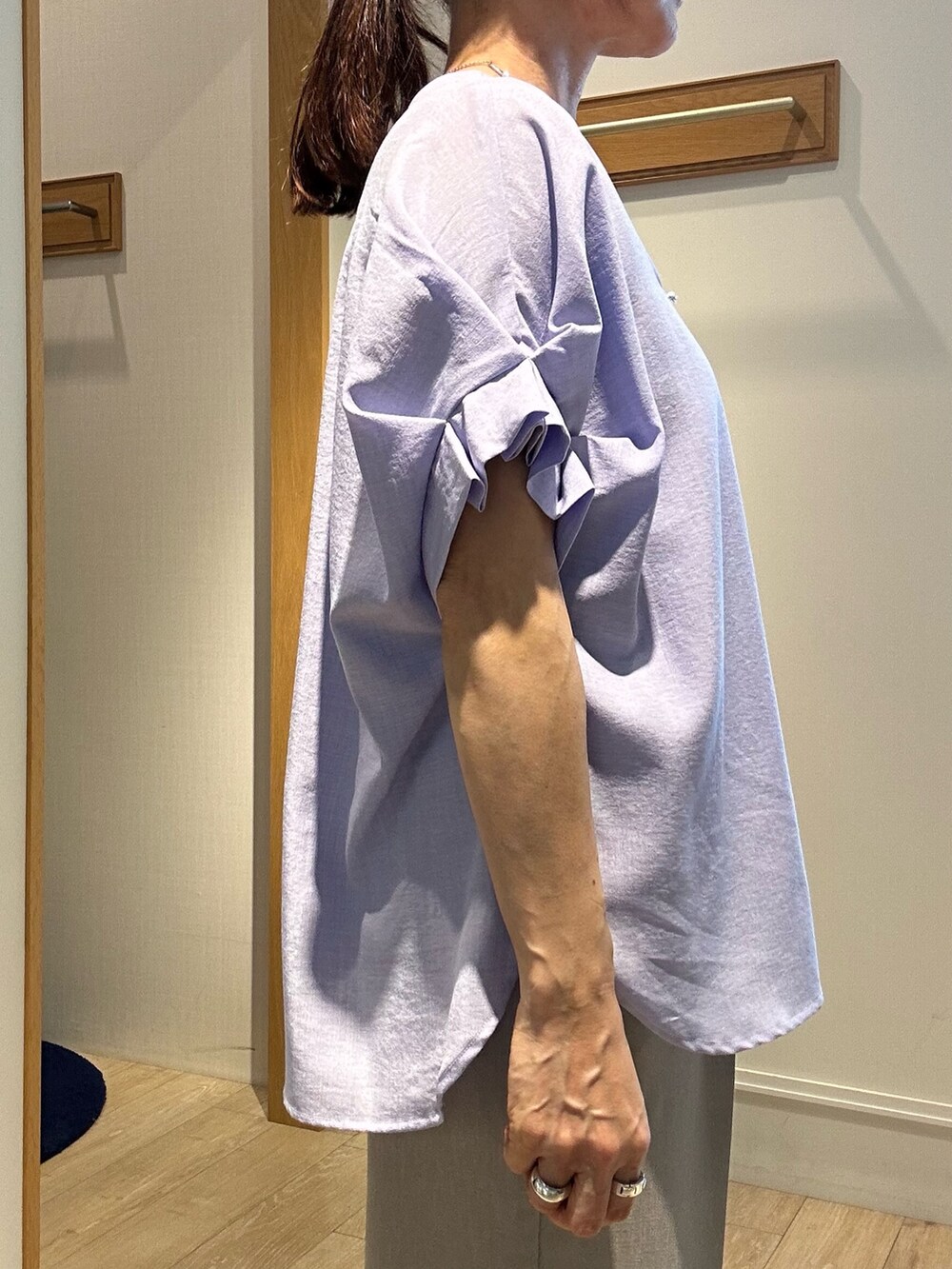 パープル系のシャツ/ブラウス、ブルー系のスカート、ブラック系のショルダーバッグを着用したレディースの春コーディネートの6枚目の写真