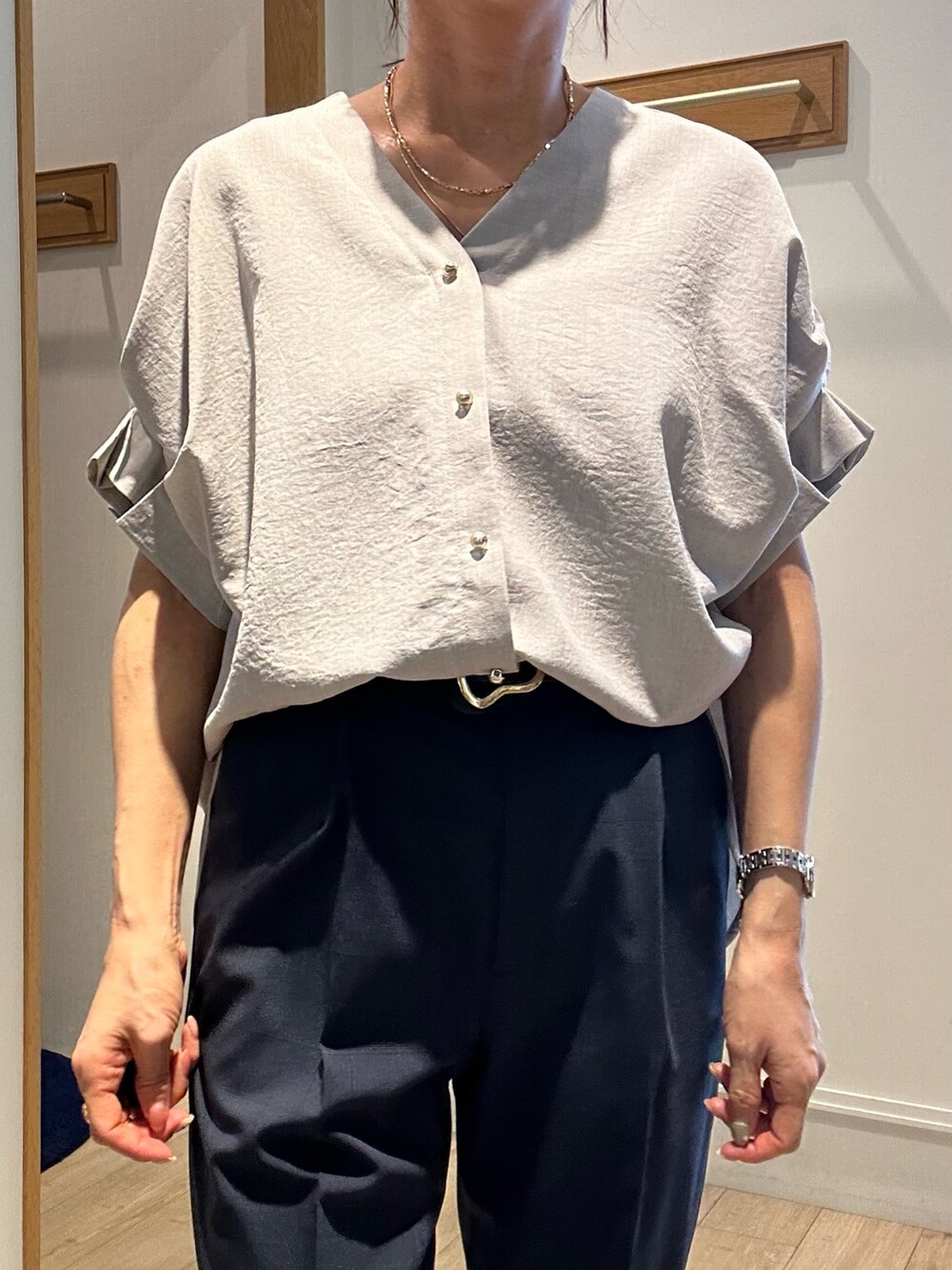 ベージュ系のシャツ/ブラウス、ブルー系のその他パンツ、ブラック系のショルダーバッグを着用したレディースの春コーディネートの5枚目の写真