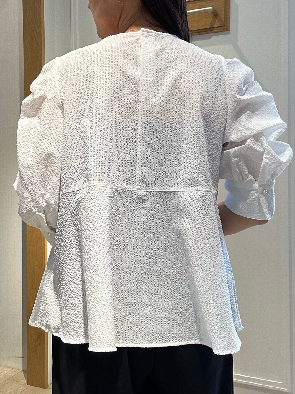 ホワイト系のシャツ/ブラウス、ブルー系のその他パンツ、ブラック系のショルダーバッグを着用したレディースの春コーディネートの9枚目の写真