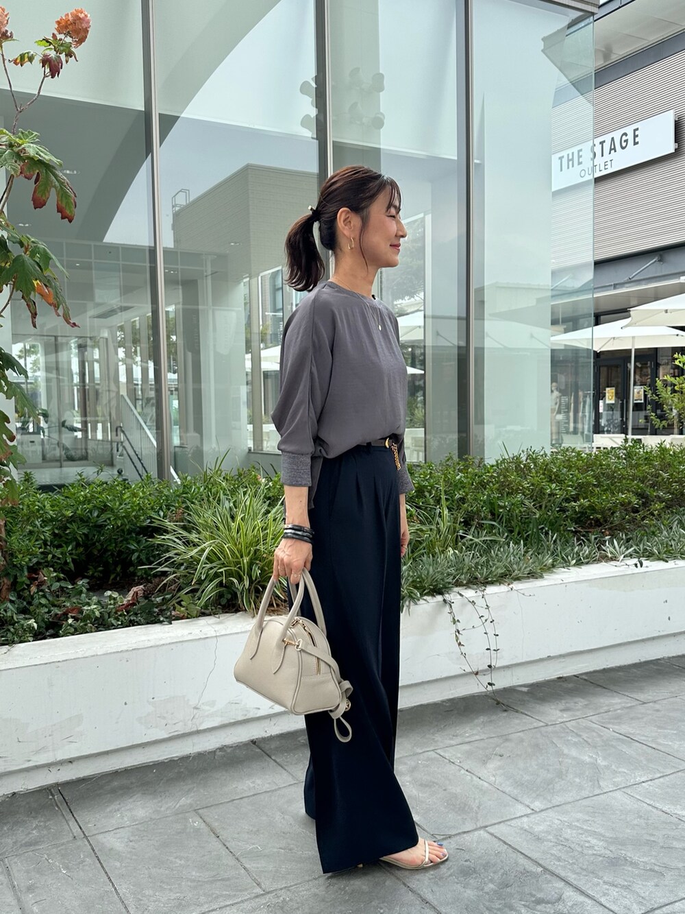 グレー系のシャツ/ブラウス、ブルー系のその他パンツ、ベージュ系のボストンバッグを着用したレディースの夏コーディネートの4枚目の写真