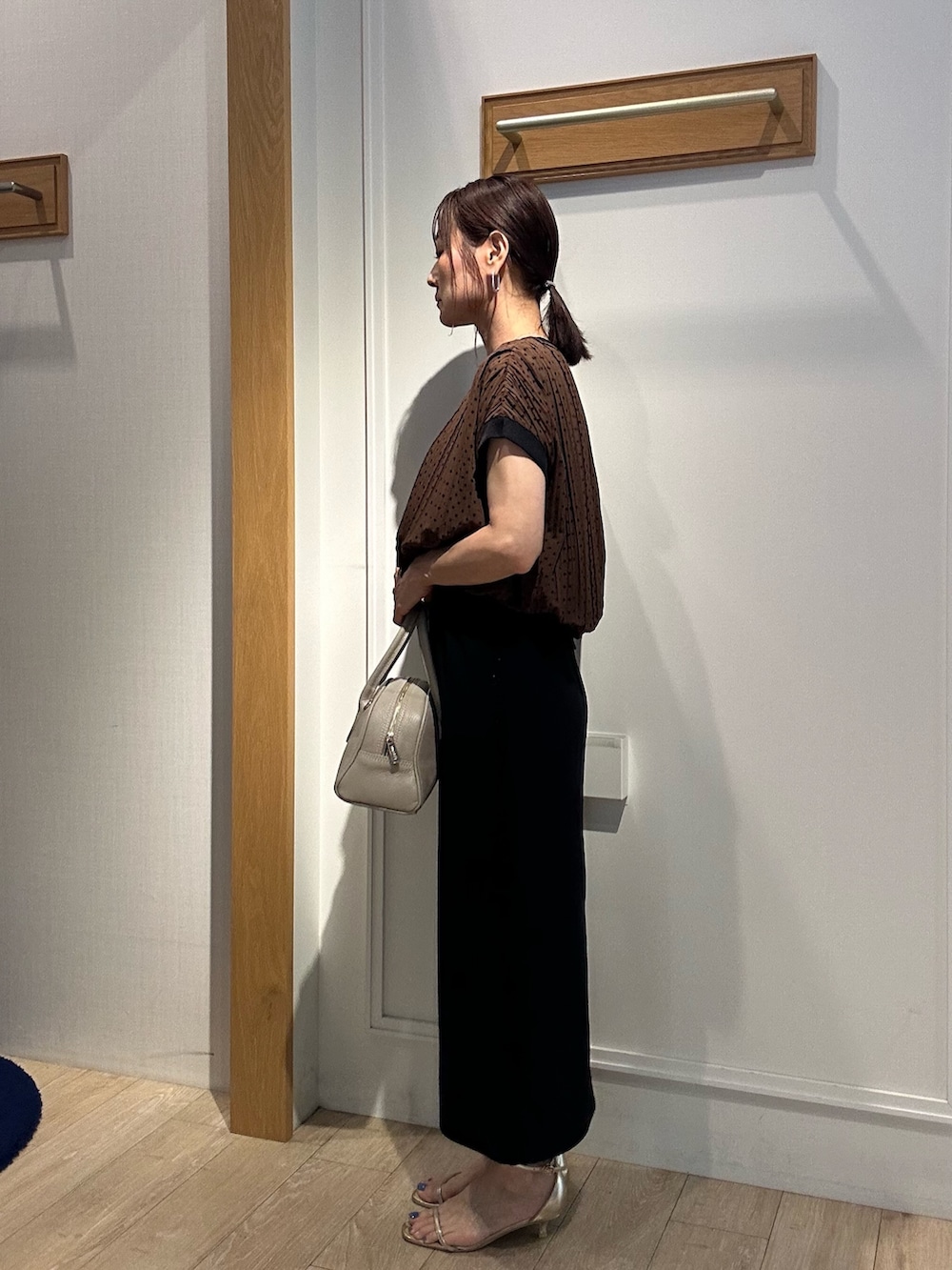 「シアートップス、オトナ女子、シンプルスタイル、夏服コーデ、大人ファッション、夏ファッション、キレイめコーデ、150cm台コーデ、ブラウン、オトナカワイイ、おでかけコーデ、154cm、ドットブラウス、低身長コーデ、低身長女子」｜「MICO COULIERのカットジョーゼットタイトスカート（スカート、ブラック系）」を使った、daimonさん（レディース・154cm）の夏コーディネートの2枚目の写真