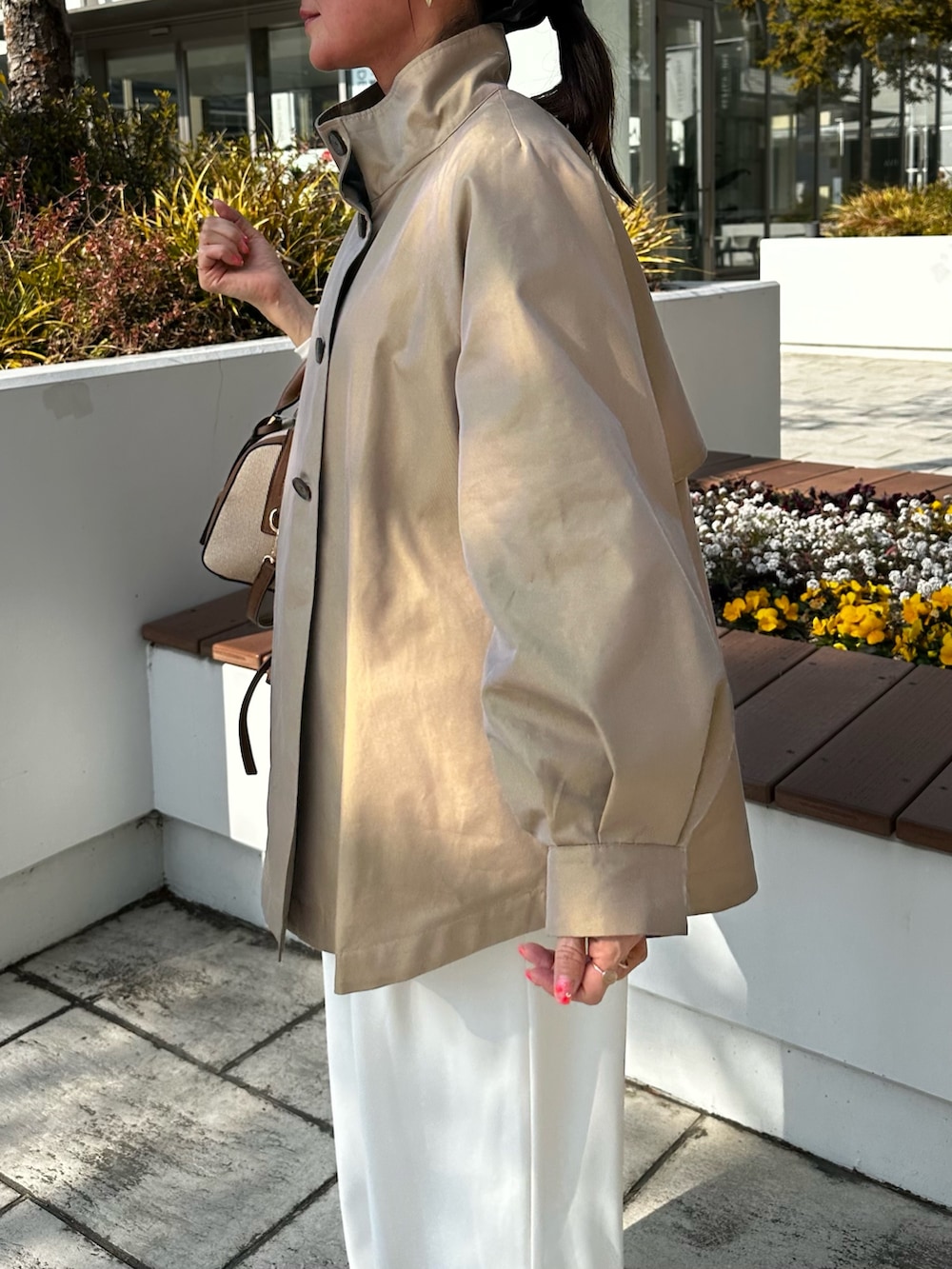 イエロー系のその他アウター、ブルー系のシャツ/ブラウス、ホワイト系のその他パンツを着用したレディースの冬コーディネートの5枚目の写真