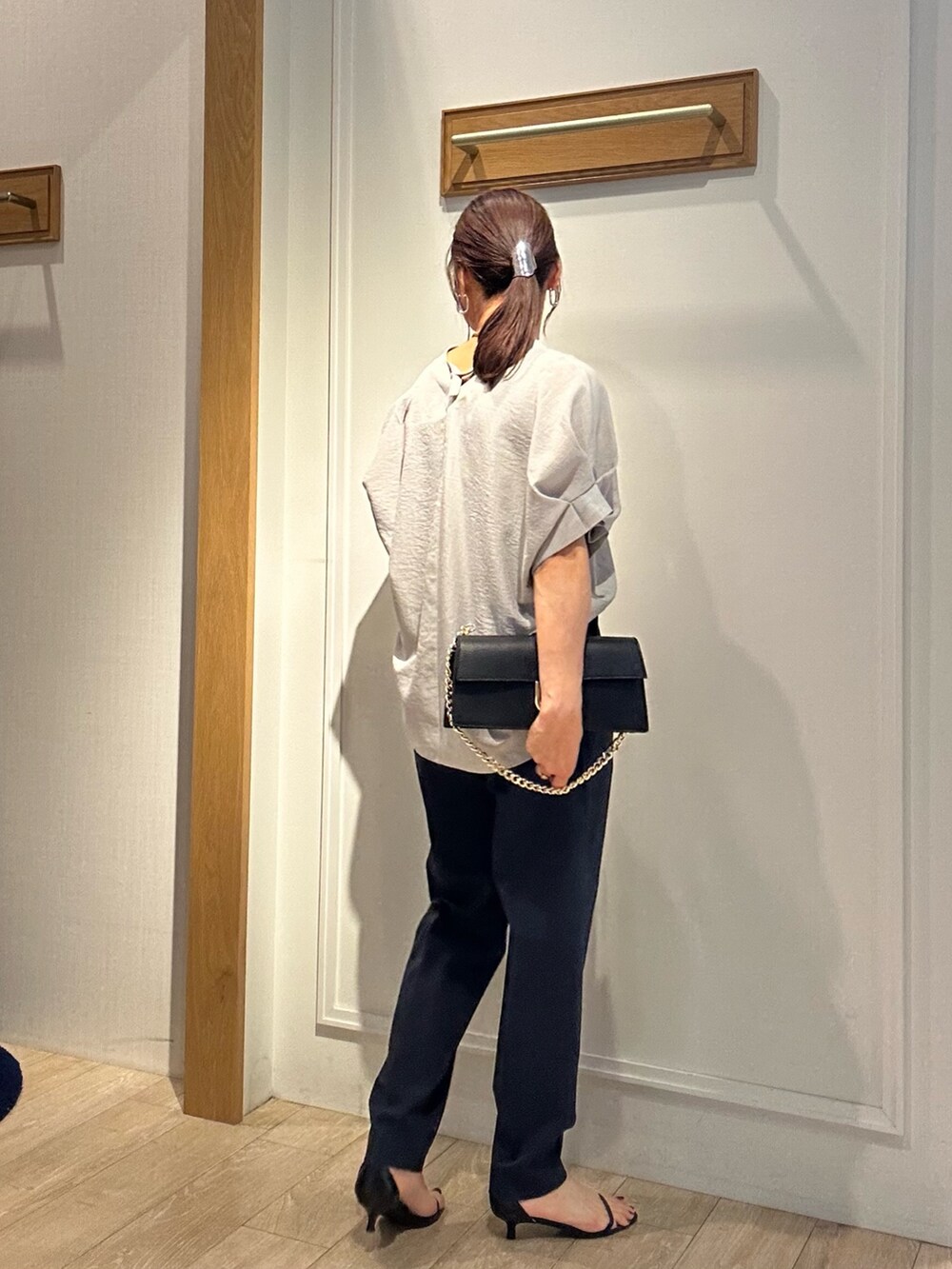 ベージュ系のシャツ/ブラウス、ブルー系のその他パンツ、ブラック系のショルダーバッグを着用したレディースの春コーディネートの4枚目の写真