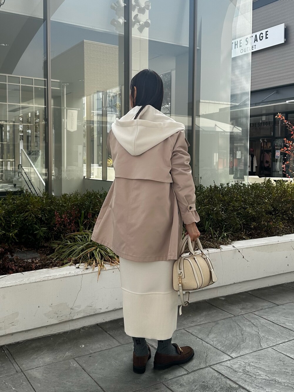 ベージュ系のその他アウター、ホワイト系のパーカー、ブルー系のシャツ/ブラウスを着用したレディースの冬コーディネートの3枚目の写真