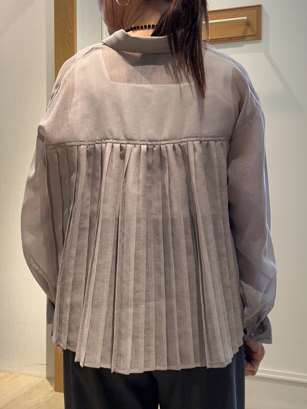 ベージュ系のシャツ/ブラウス、ブラック系のトートバッグ、グレー系のシャツ/ブラウスを着用したレディースの夏コーディネートの6枚目の写真