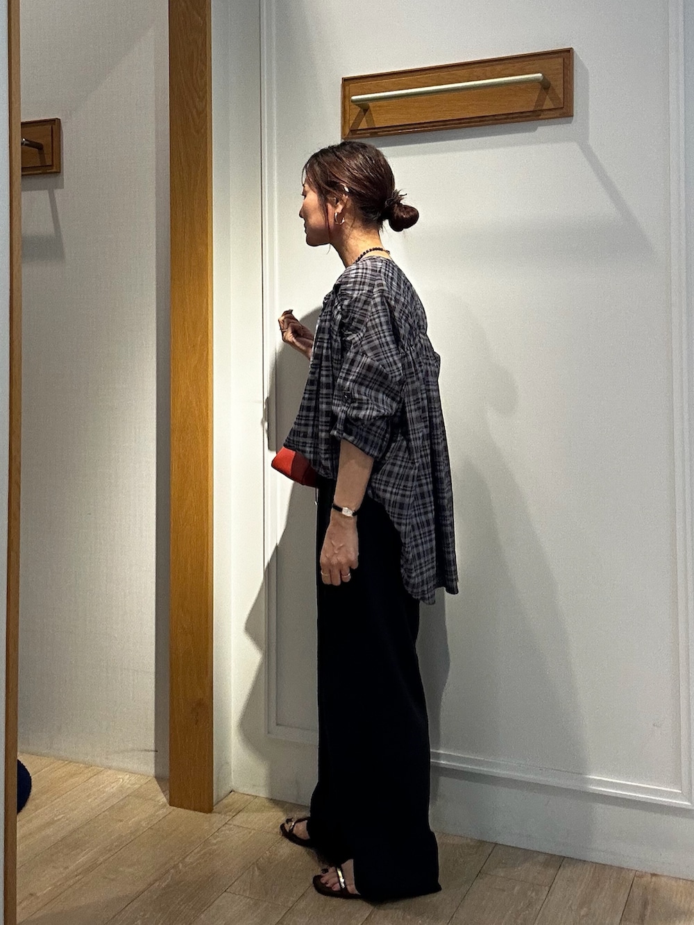 グレー系のシャツ/ブラウス、ブラウン系のその他パンツ、ブラック系のネックレスを着用したレディースの夏コーディネートの2枚目の写真