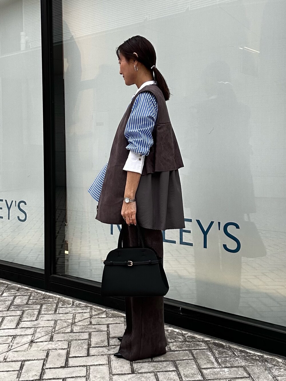 グレー系のその他パンツ、グレー系のブルゾン、ホワイト系のニット/セーターを着用したレディースの冬コーディネートの8枚目の写真