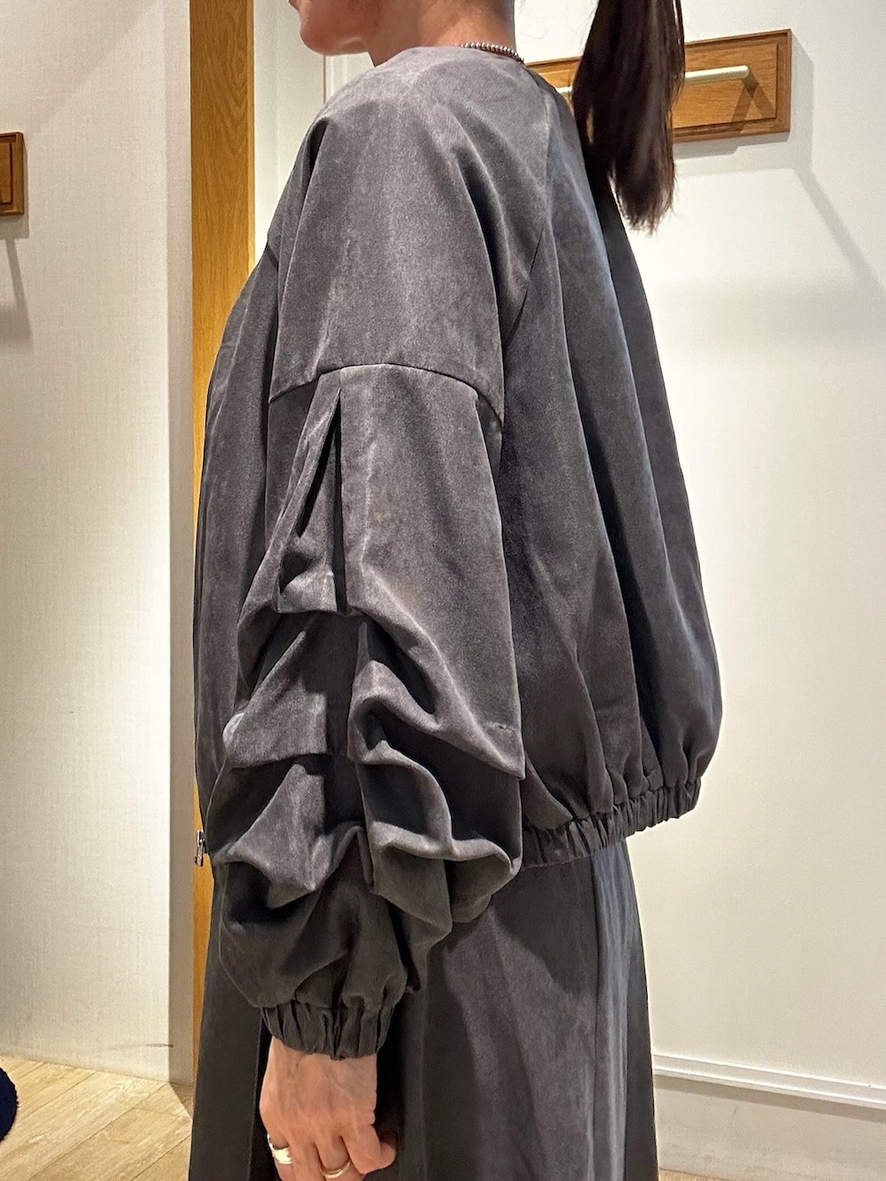 ブラック系のショルダーバッグ、ブラック系のその他パンツ、グレー系のブルゾンを着用したレディースの秋コーディネートの9枚目の写真