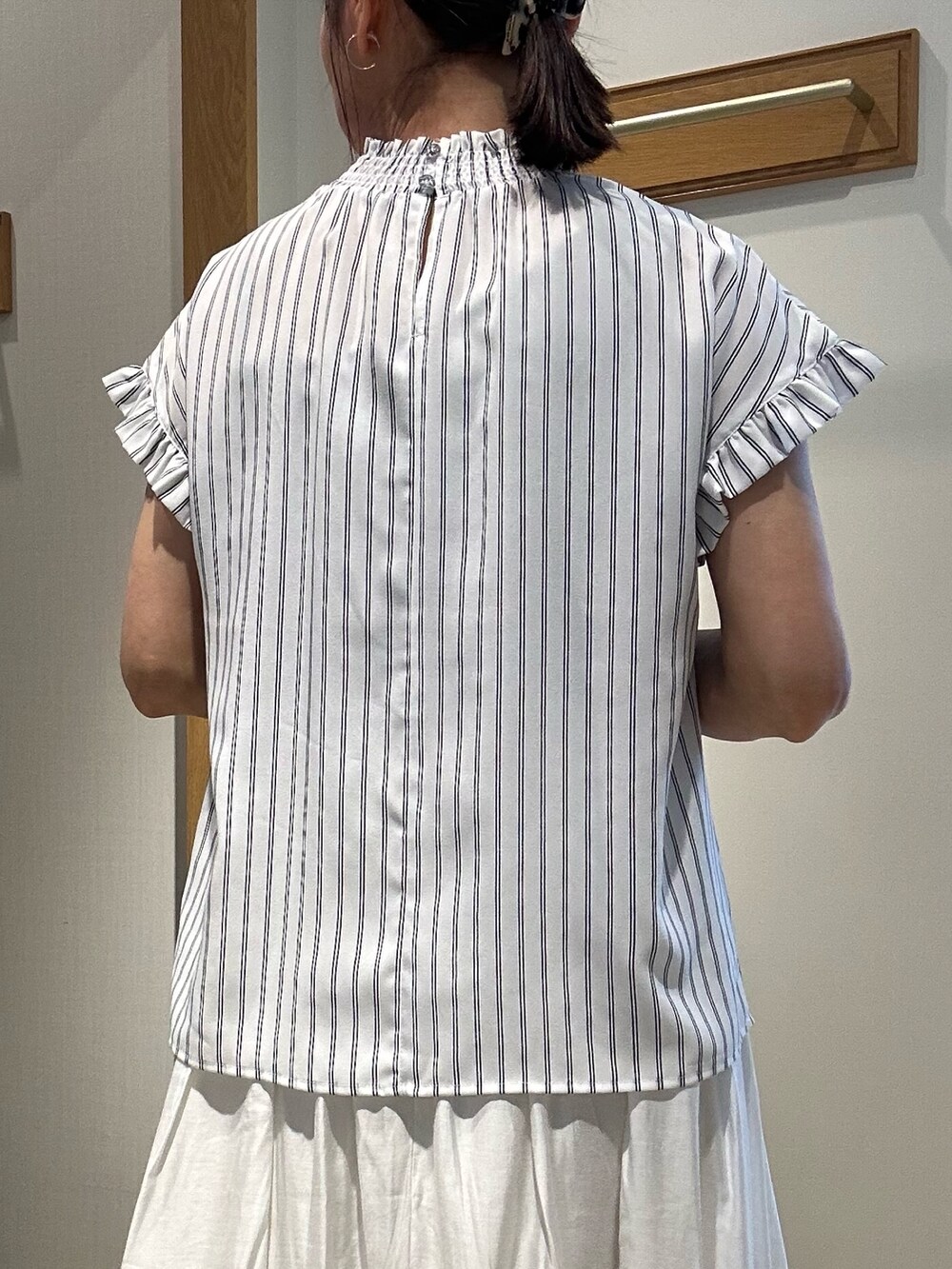 ホワイト系のシャツ/ブラウス、ホワイト系のスカート、ブルー系のショルダーバッグを着用したレディースの春コーディネートの7枚目の写真