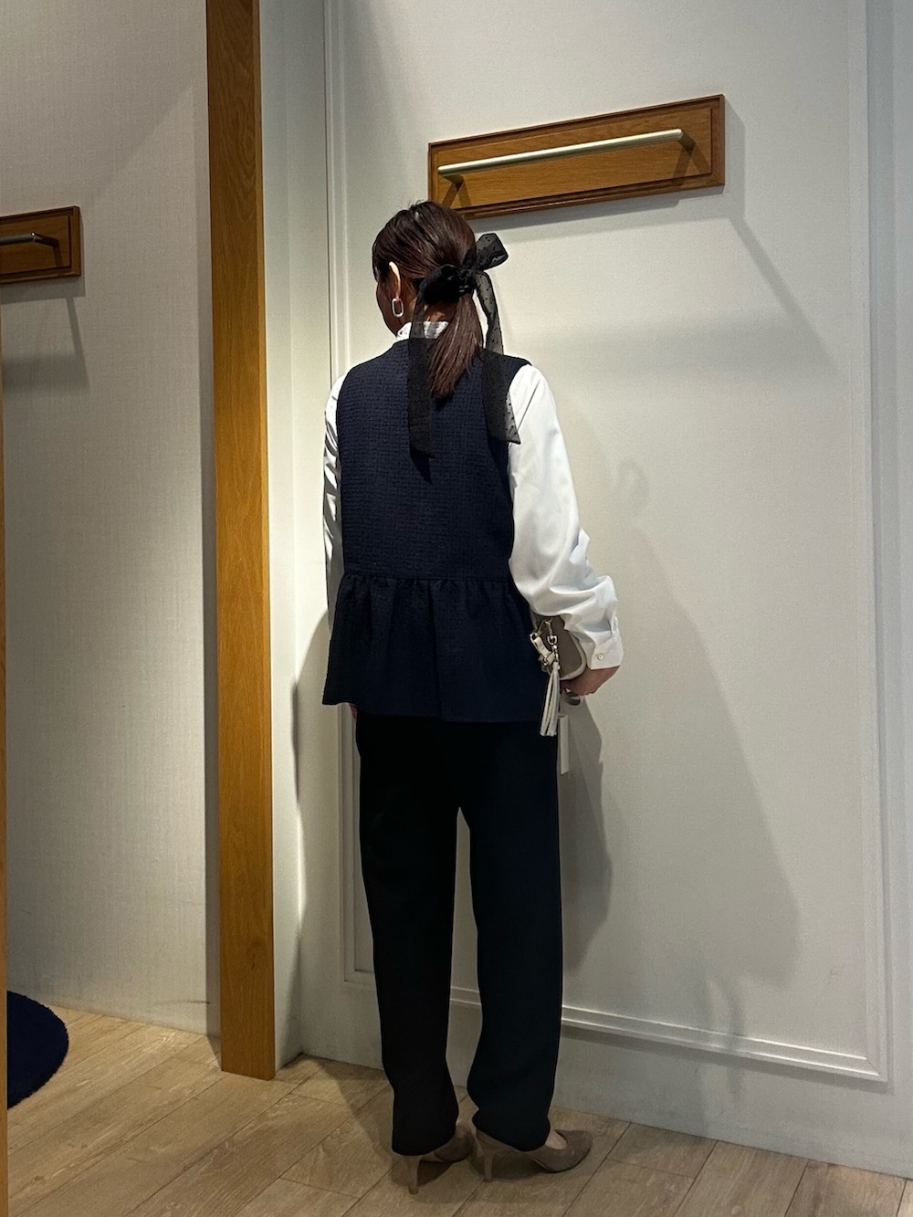 ブルー系のブルゾン、ホワイト系のシャツ/ブラウス、ブルー系のその他パンツを着用したレディースの冬コーディネートの3枚目の写真