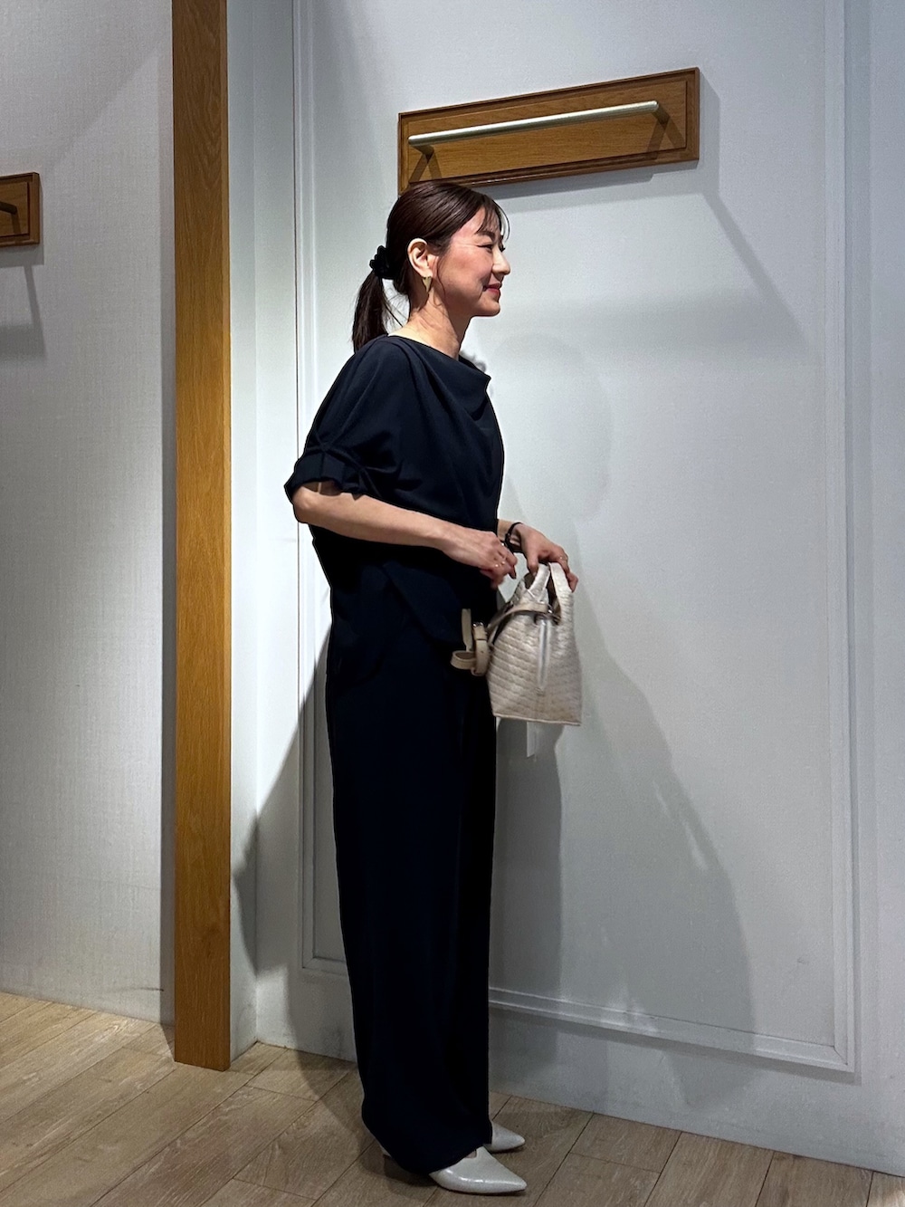 ブルー系のシャツ/ブラウス、ブルー系のその他パンツ、ベージュ系のノーカラージャケットを着用したレディースの春コーディネートの7枚目の写真