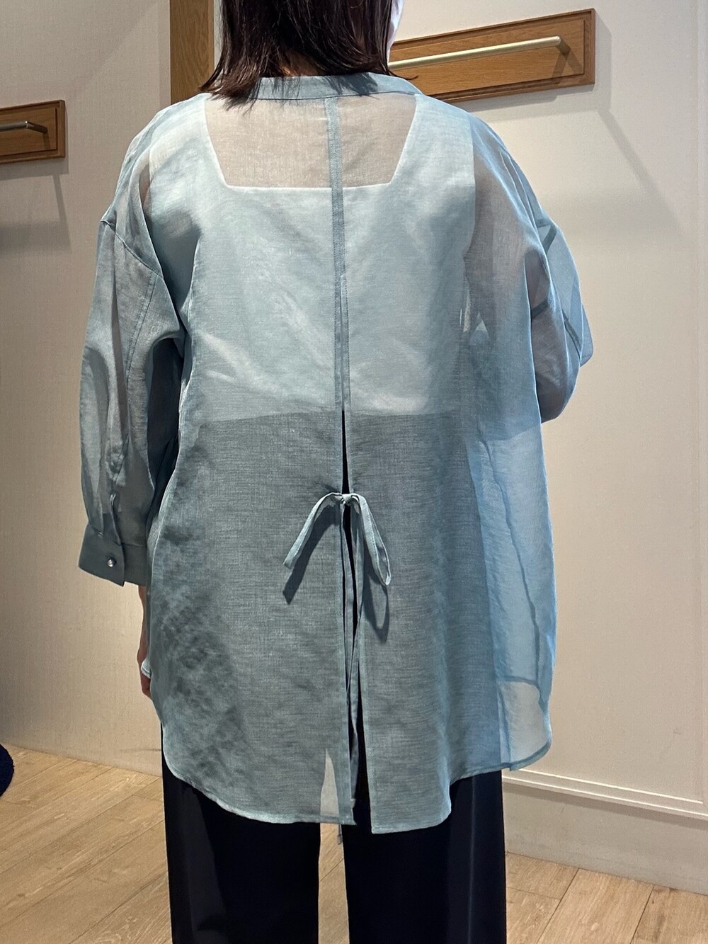 ブルー系のシャツ/ブラウス、ホワイト系のTシャツ/カットソー、ブルー系のその他パンツを着用したレディースの夏コーディネートの9枚目の写真