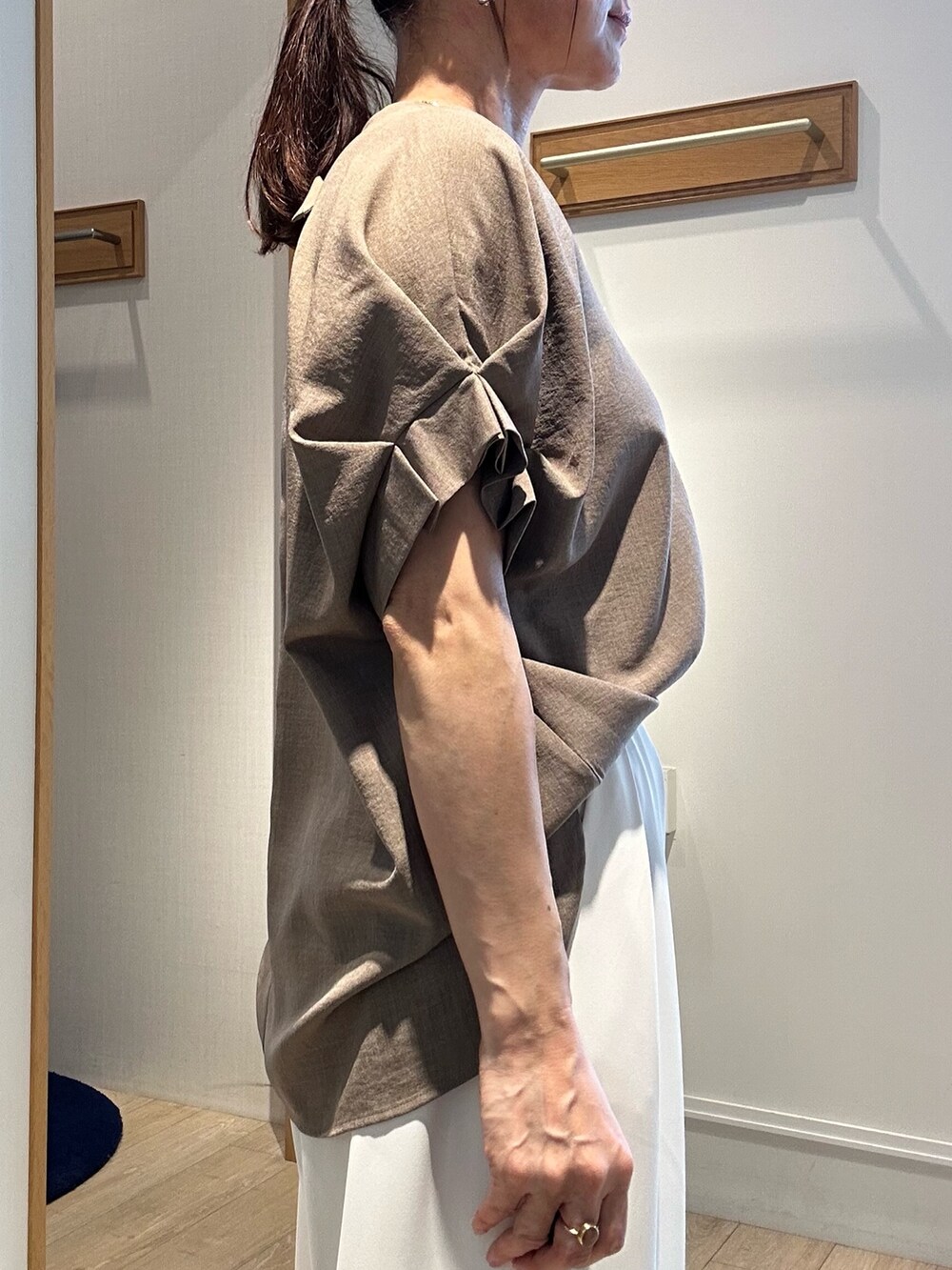 イエロー系のシャツ/ブラウス、ホワイト系のその他パンツを着用したレディースの春コーディネートの7枚目の写真