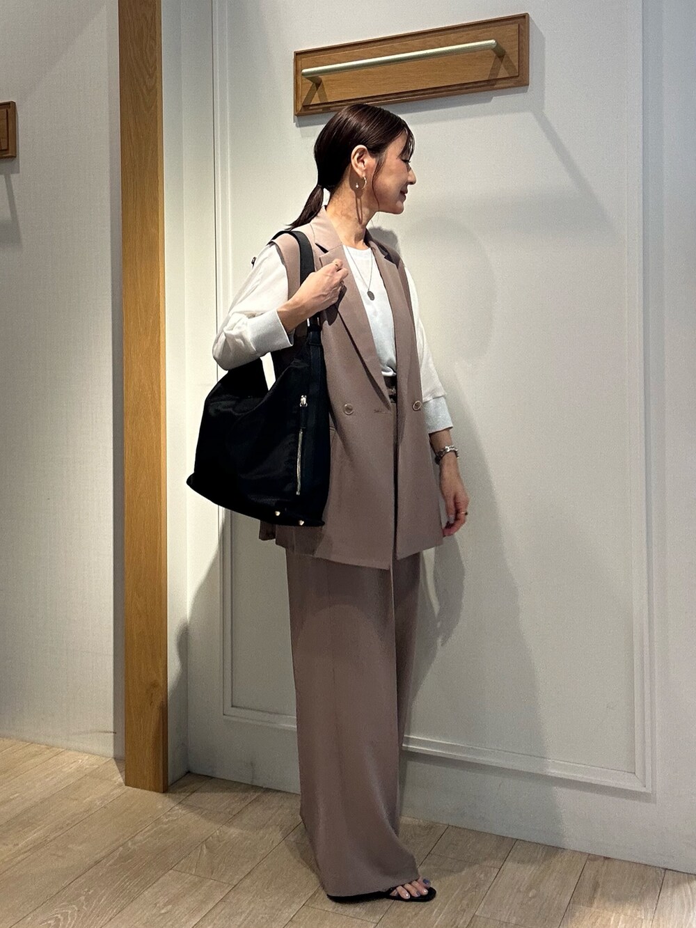 ブラック系のサンダル、ホワイト系のシャツ/ブラウス、イエロー系のテーラードジャケットを着用したレディースの夏コーディネートの4枚目の写真