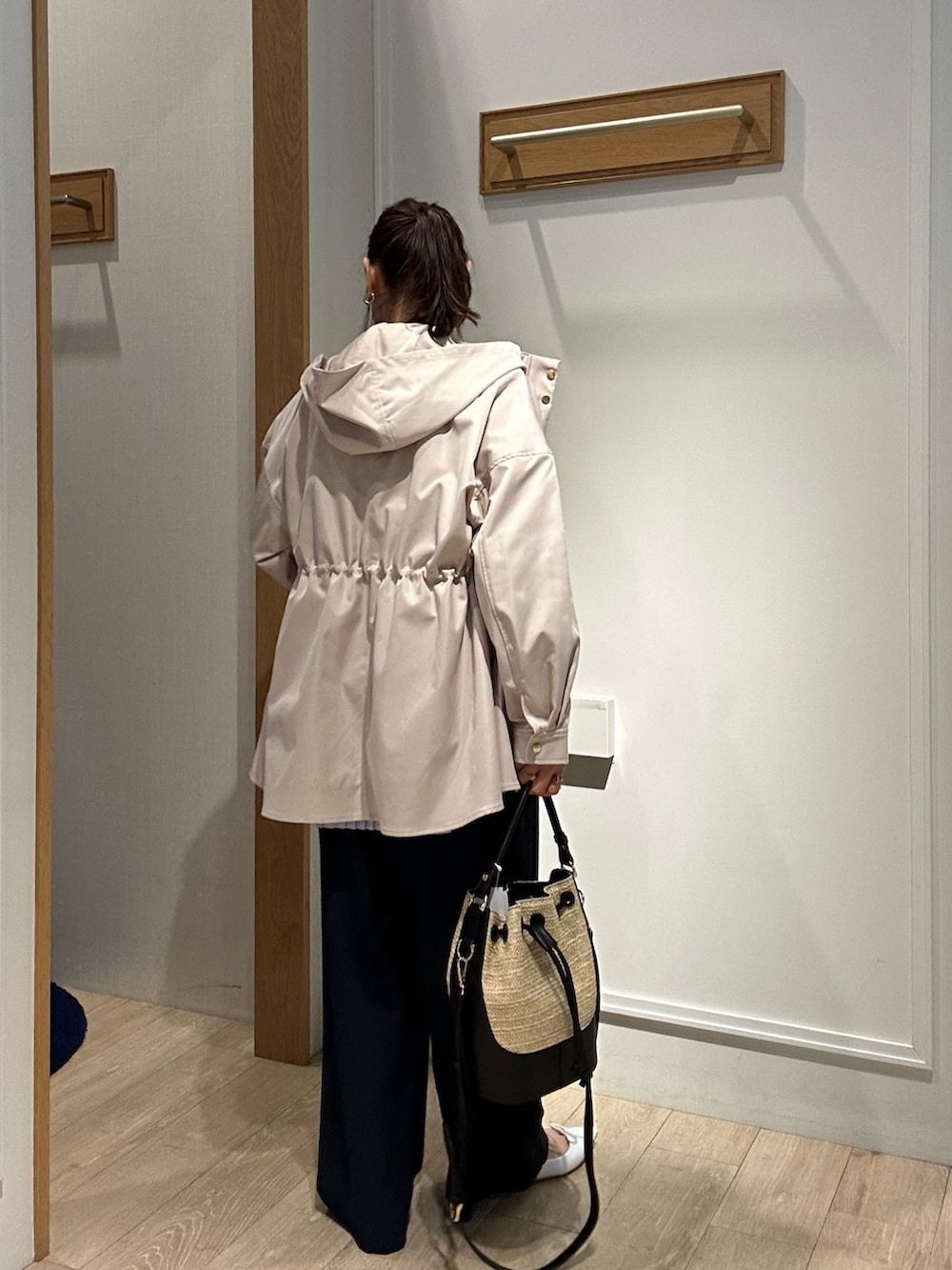 ブラック系のバッグ、ベージュ系のブルゾン、ホワイト系のニット/セーターを着用したレディースの春コーディネートの4枚目の写真