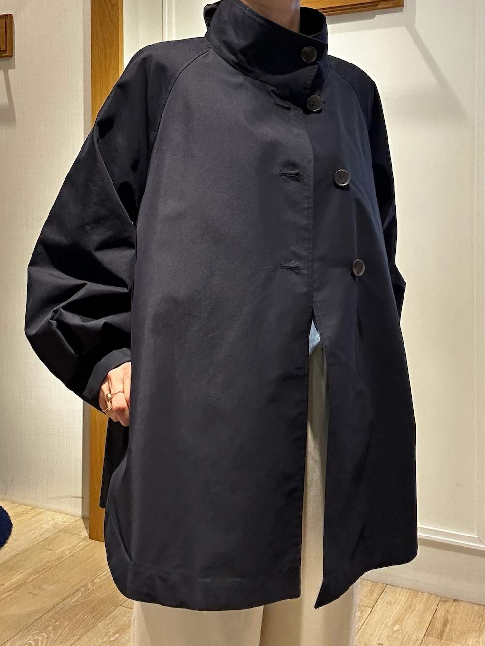 ブルー系のその他アウター、ブラウン系のトートバッグ、ブルー系のシャツ/ブラウスを着用したレディースの春コーディネートの5枚目の写真