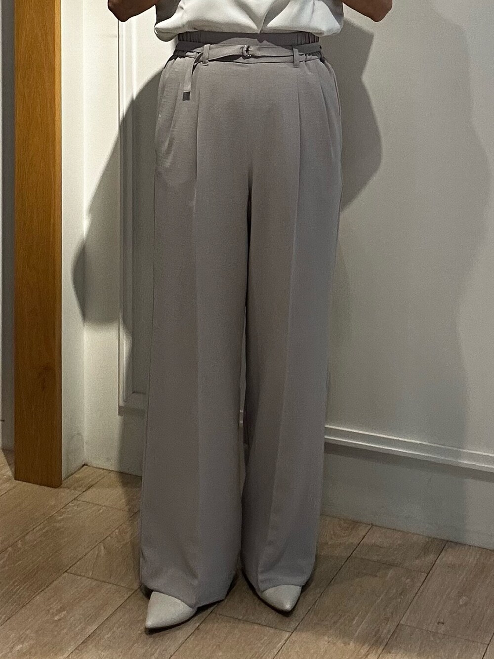 イエロー系のカーディガン/ボレロ、ホワイト系のTシャツ/カットソー、ベージュ系のその他パンツを着用したレディースの春コーディネートの7枚目の写真