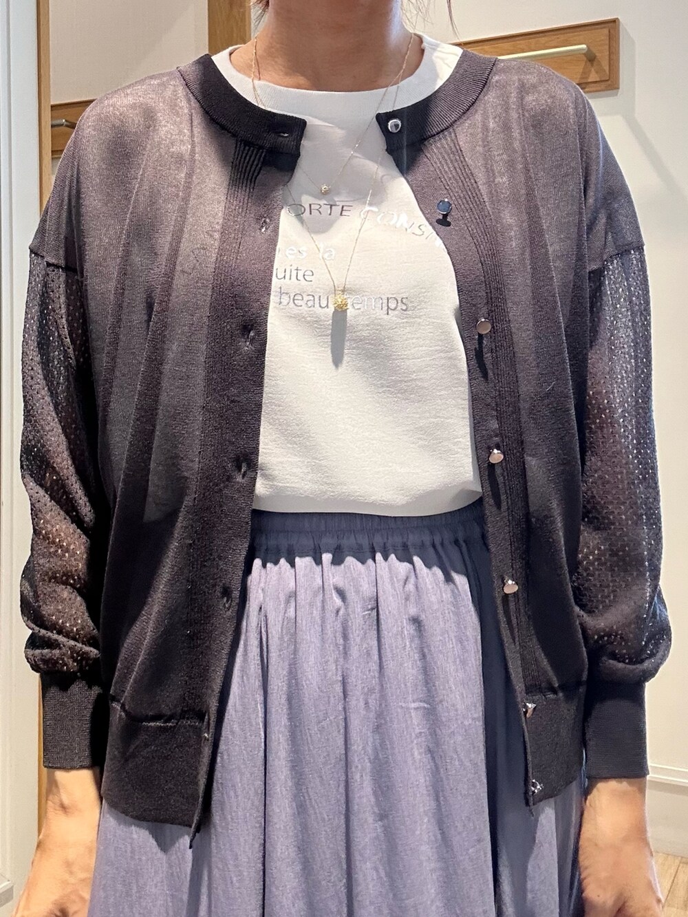 パープル系のスカート、グレー系のカーディガン/ボレロ、ホワイト系のシャツ/ブラウスを着用したレディースの夏コーディネートの6枚目の写真