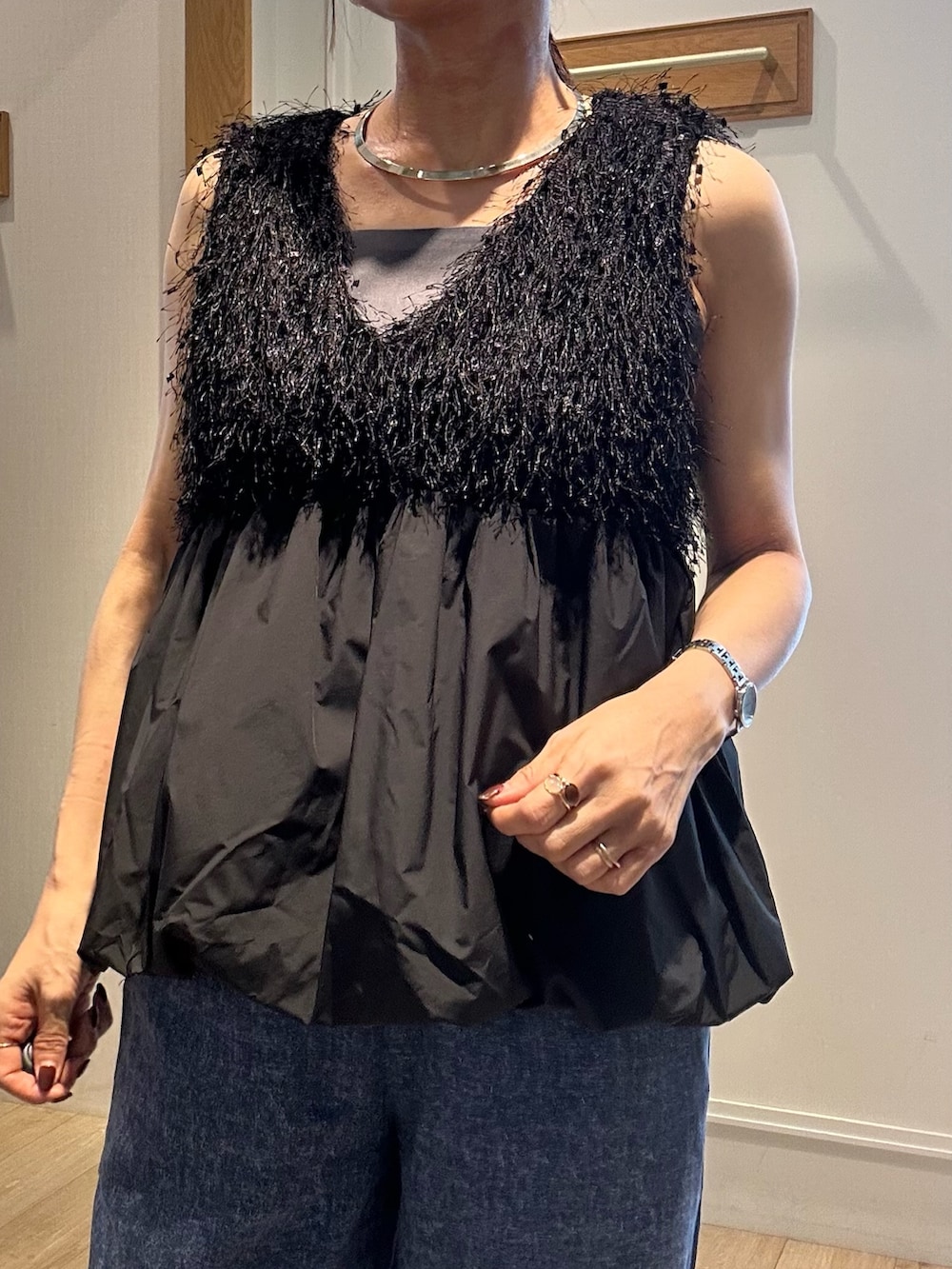 「休日スタイル、デニム、きれいめカジュアル、シンプルコーデ、お出かけコーデ、秋カラー、秋服、パンツコーデ、初秋のパンツスタイル、おでかけコーデ、ノースリーブ、低身長女子、秋、秋のコーデ、ベスト」|「MICO COULIERのフラッグヤーンインレイベスト(シャツ/ブラウス、ブラック系)」を使った、daimonさん(レディース・154cm)の夏コーディネートの6枚目の写真