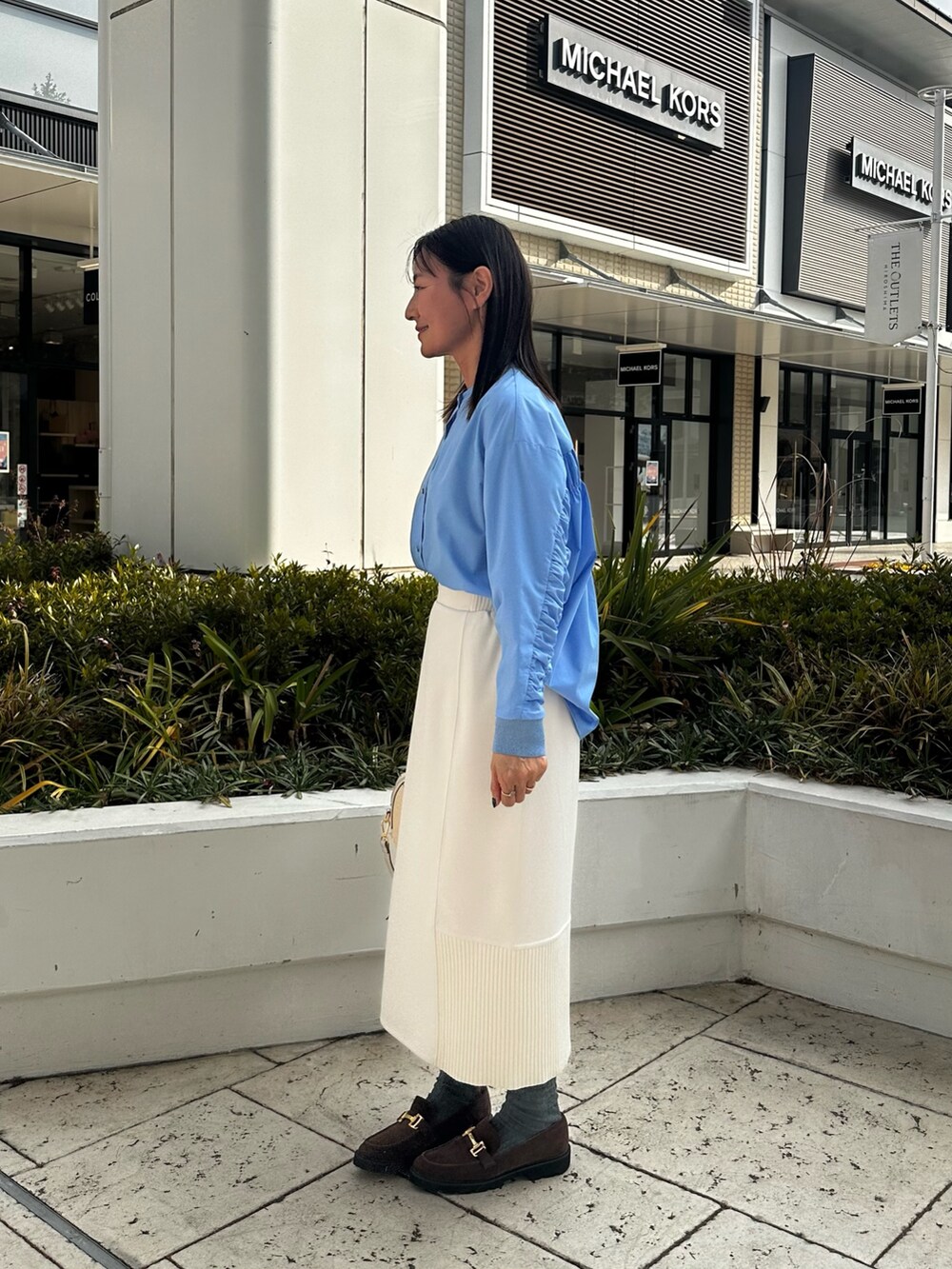 ホワイト系のパーカー、ブルー系のシャツ/ブラウス、ホワイト系のスカートを着用したレディースの冬コーディネートの2枚目の写真