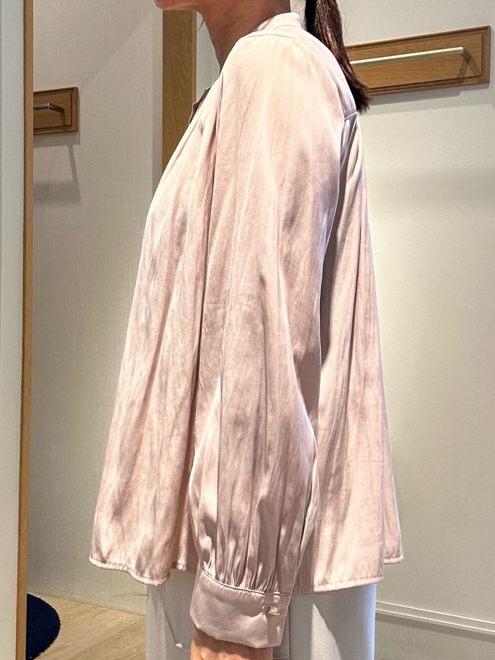 ピンク系のシャツ/ブラウス、ベージュ系のスカートを着用したレディースの春コーディネートの6枚目の写真