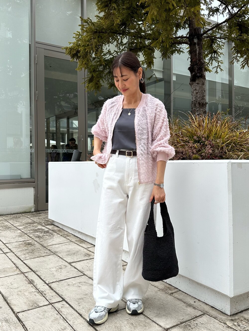ピンク系のブルゾン、グレー系のTシャツ/カットソー、ベージュ系のその他アウターを着用したレディースの春コーディネートの7枚目の写真