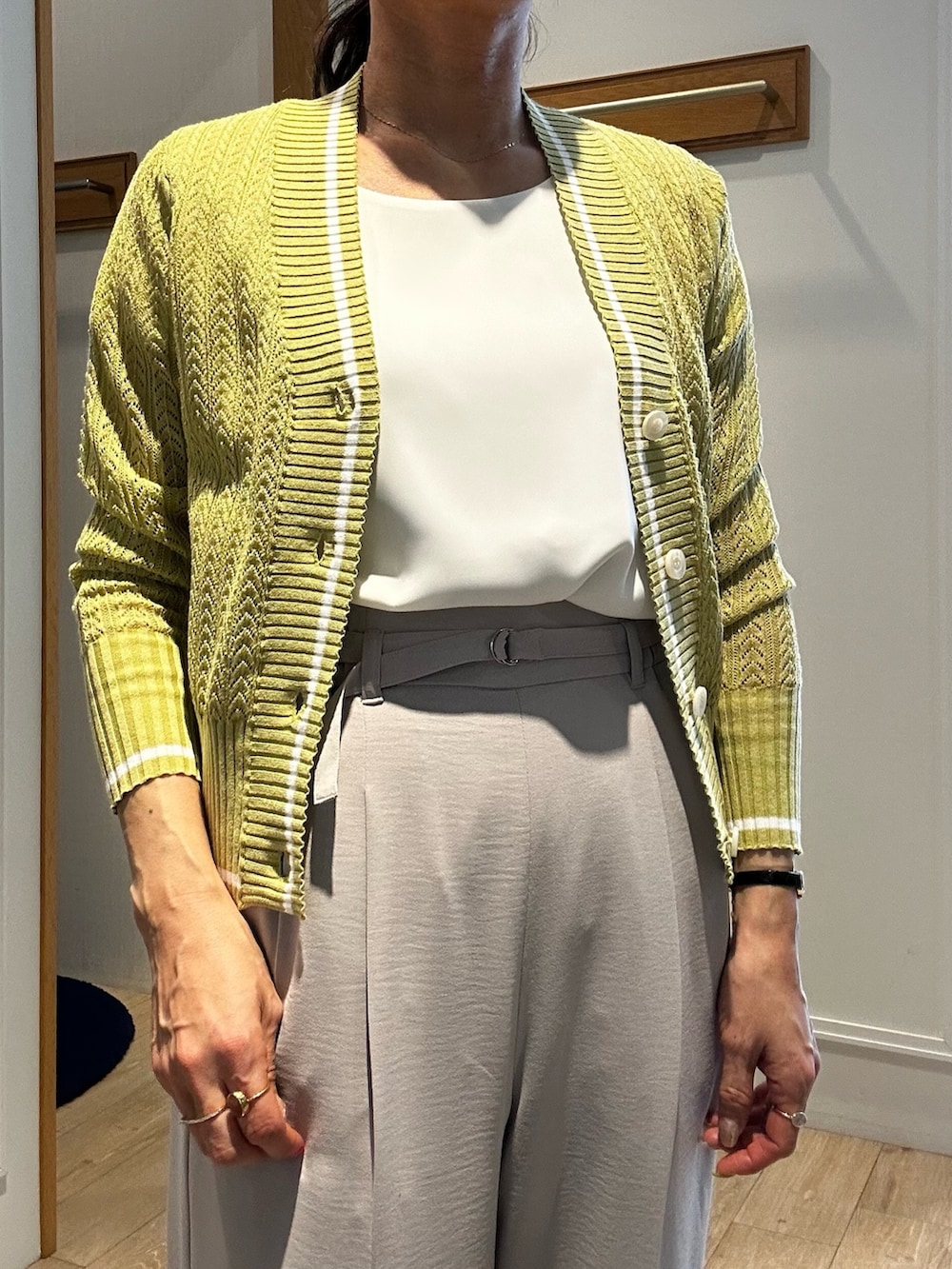 イエロー系のカーディガン/ボレロ、ホワイト系のTシャツ/カットソー、ベージュ系のその他パンツを着用したレディースの春コーディネートの4枚目の写真