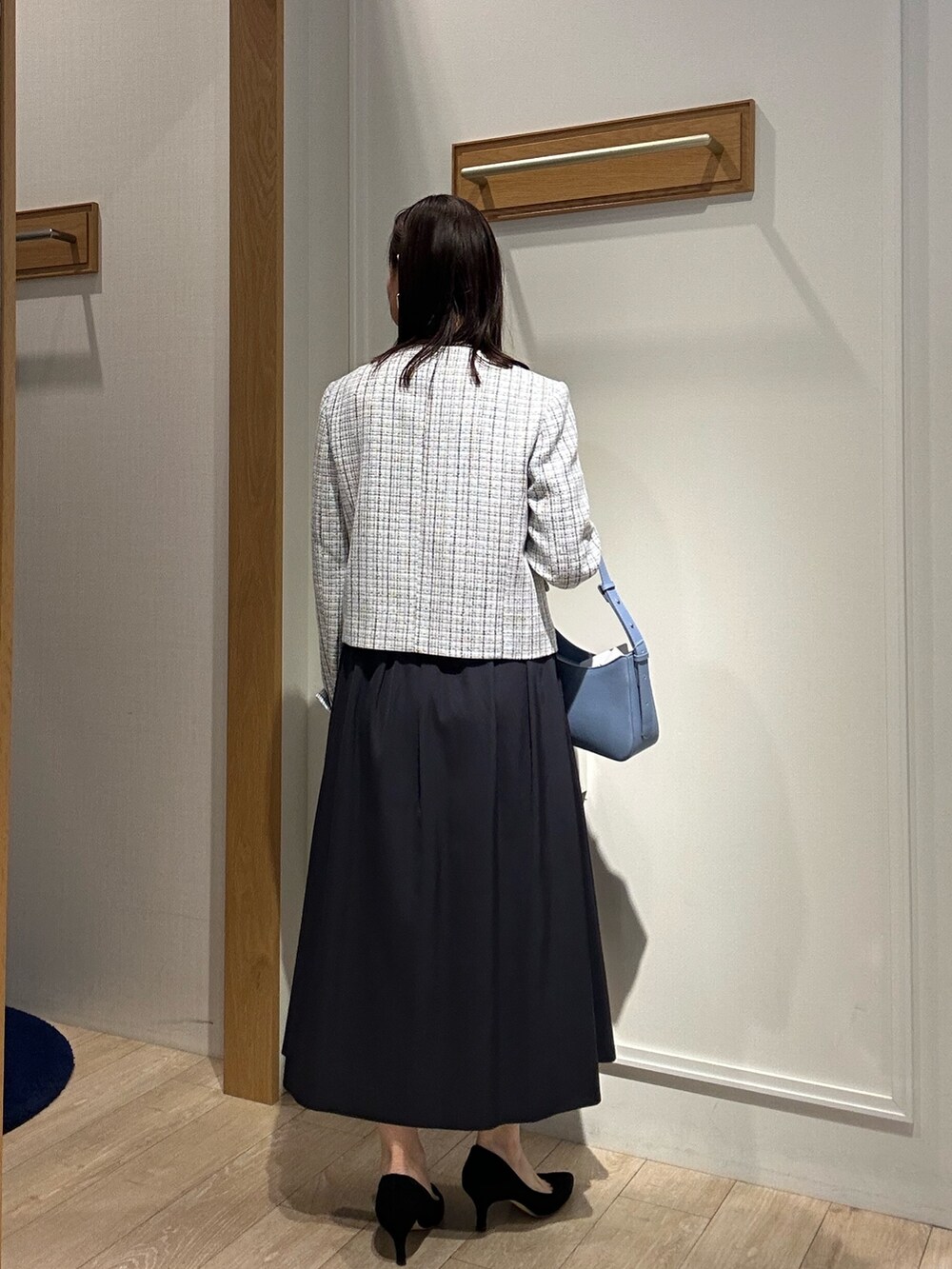 ホワイト系のノーカラージャケット、ブルー系のスカート、ホワイト系のTシャツ/カットソーを着用したレディースの冬コーディネートの4枚目の写真