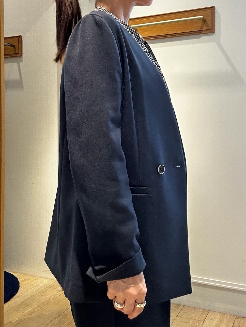 ブルー系のダウンジャケット/コート、ブルー系のその他パンツ、ホワイト系のシャツ/ブラウスを着用したレディースの秋コーディネートの7枚目の写真