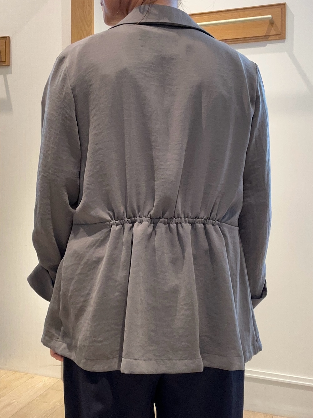 ホワイト系のTシャツ/カットソー、グレー系のテーラードジャケット、ブルー系のその他パンツを着用したレディースの夏コーディネートの6枚目の写真