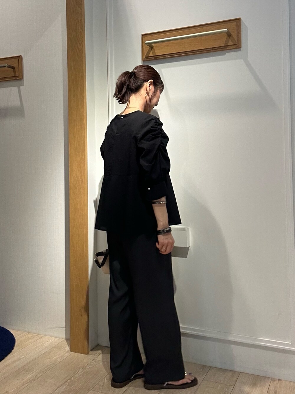 ブラック系のシャツ/ブラウス、ブラック系のその他パンツ、ブラック系のバックパック/リュックを着用したレディースの夏コーディネートの4枚目の写真