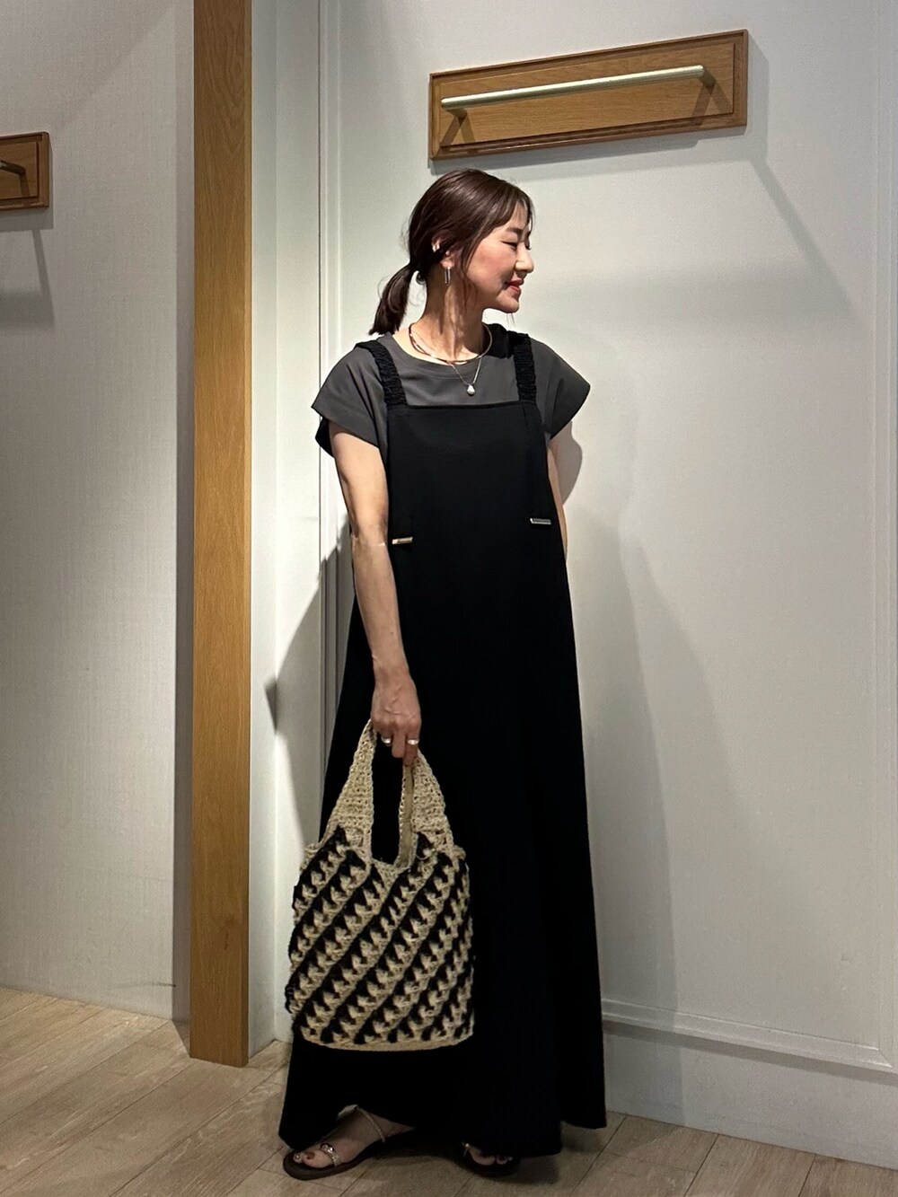 ホワイト系のカーディガン/ボレロ、ブラック系のワンピース、ゴールド系のネックレスを着用したレディースの夏コーディネートの9枚目の写真