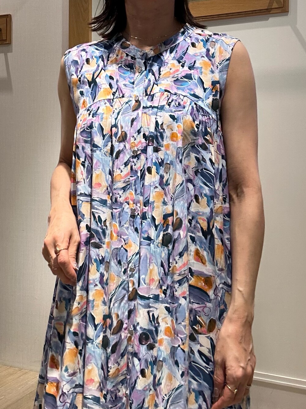 ブルー系のワンピース、グレー系のニット/セーター、ブラウン系のサンダルを着用したレディースの夏コーディネートの5枚目の写真