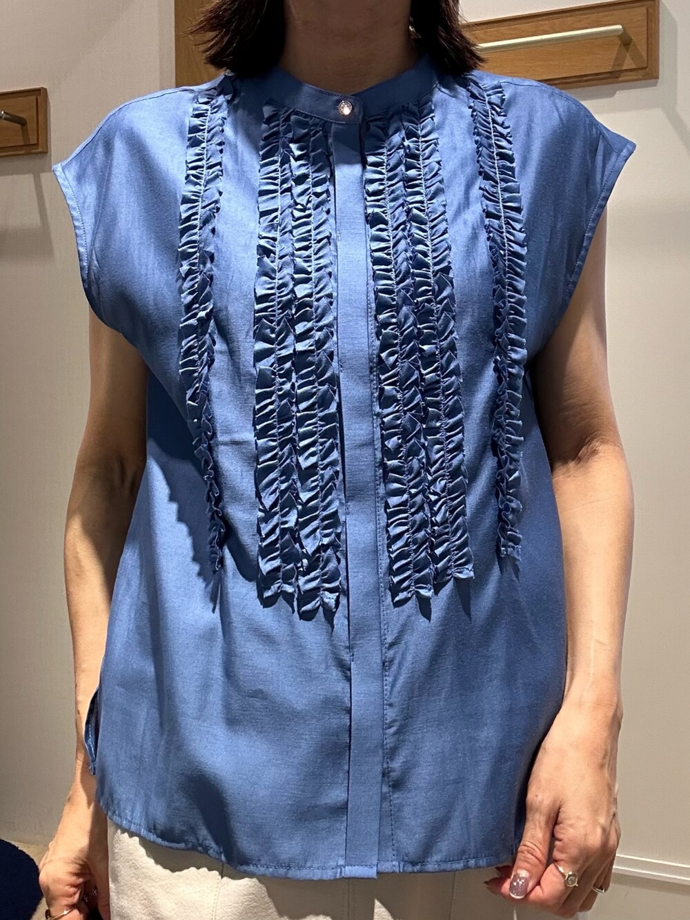 ブルー系のシャツ/ブラウス、ベージュ系のスカート、ブラック系のサンダルを着用したレディースの夏コーディネートの6枚目の写真