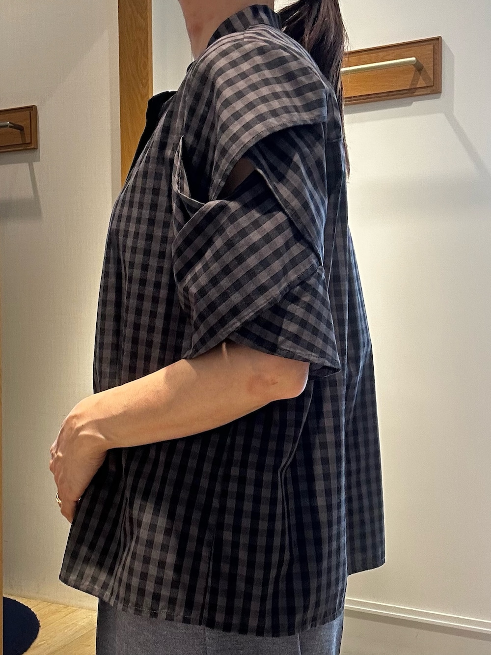 グレー系のシャツ/ブラウス、ゴールド系のトートバッグ、ブルー系のその他パンツを着用したレディースの春コーディネートの7枚目の写真