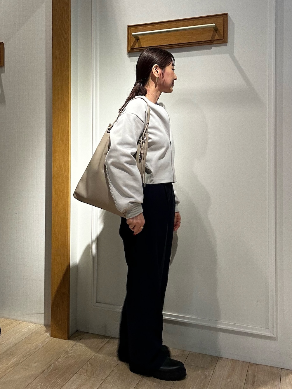 グレー系のカーディガン/ボレロ、グレー系のTシャツ/カットソー、ブルー系のその他パンツを着用したレディースの冬コーディネートの2枚目の写真